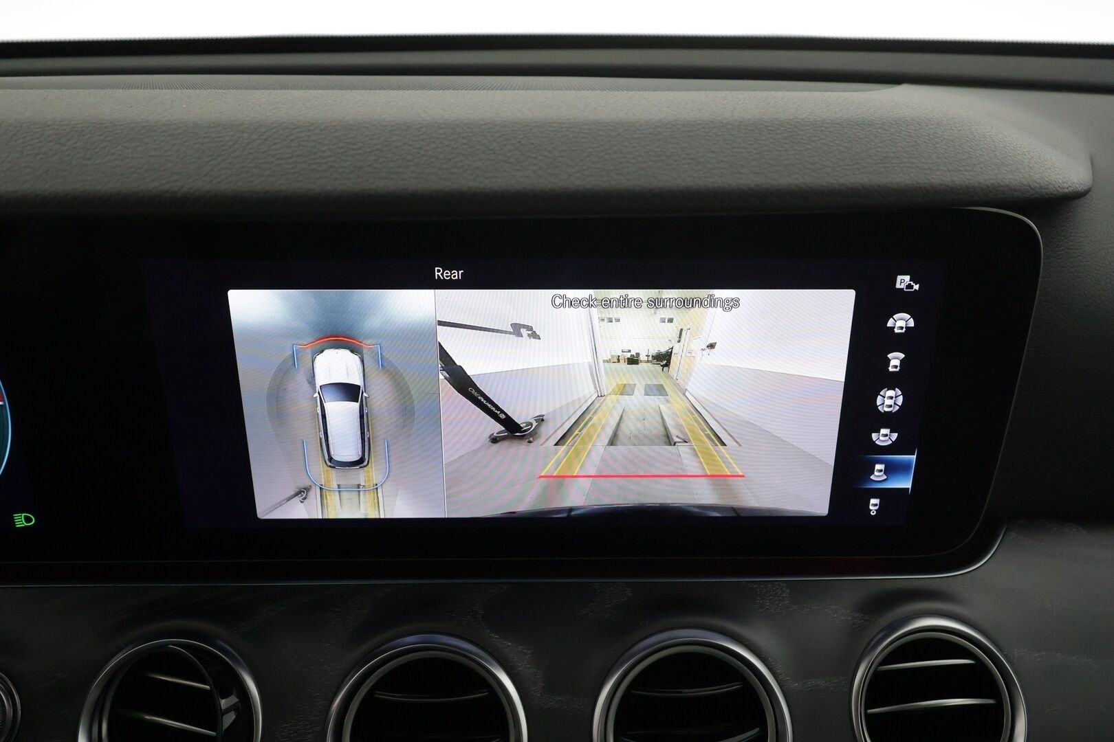 MERCEDES-BENZ E 2023 300 de 4Matic T 9G-Tronic Avantgarde * Distronic+ / 360° / Burmester / Muistipenkit / Koukku / KeylessGo / Vaaleat nahat * - Akku kuntotarkastettu / Kahdet renkaat aluvanteilla / Merkkihuollettu