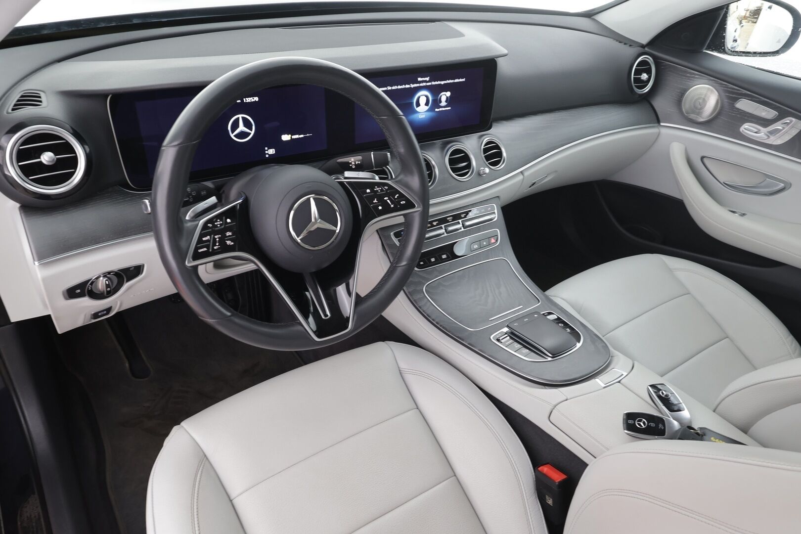 MERCEDES-BENZ E 2023 300 de 4Matic T 9G-Tronic Avantgarde * Distronic+ / 360° / Burmester / Muistipenkit / Koukku / KeylessGo / Vaaleat nahat * - Akku kuntotarkastettu / Kahdet renkaat aluvanteilla / Merkkihuollettu