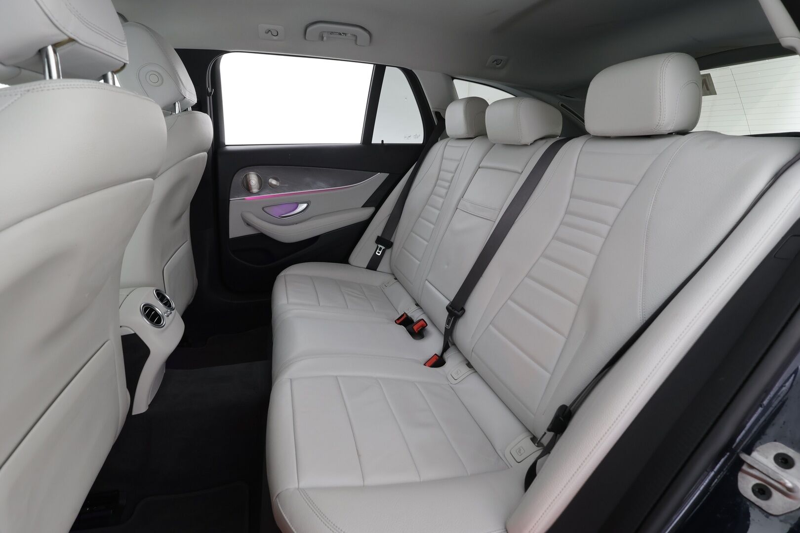 MERCEDES-BENZ E 2023 300 de 4Matic T 9G-Tronic Avantgarde * Distronic+ / 360° / Burmester / Muistipenkit / Koukku / KeylessGo / Vaaleat nahat * - Akku kuntotarkastettu / Kahdet renkaat aluvanteilla / Merkkihuollettu