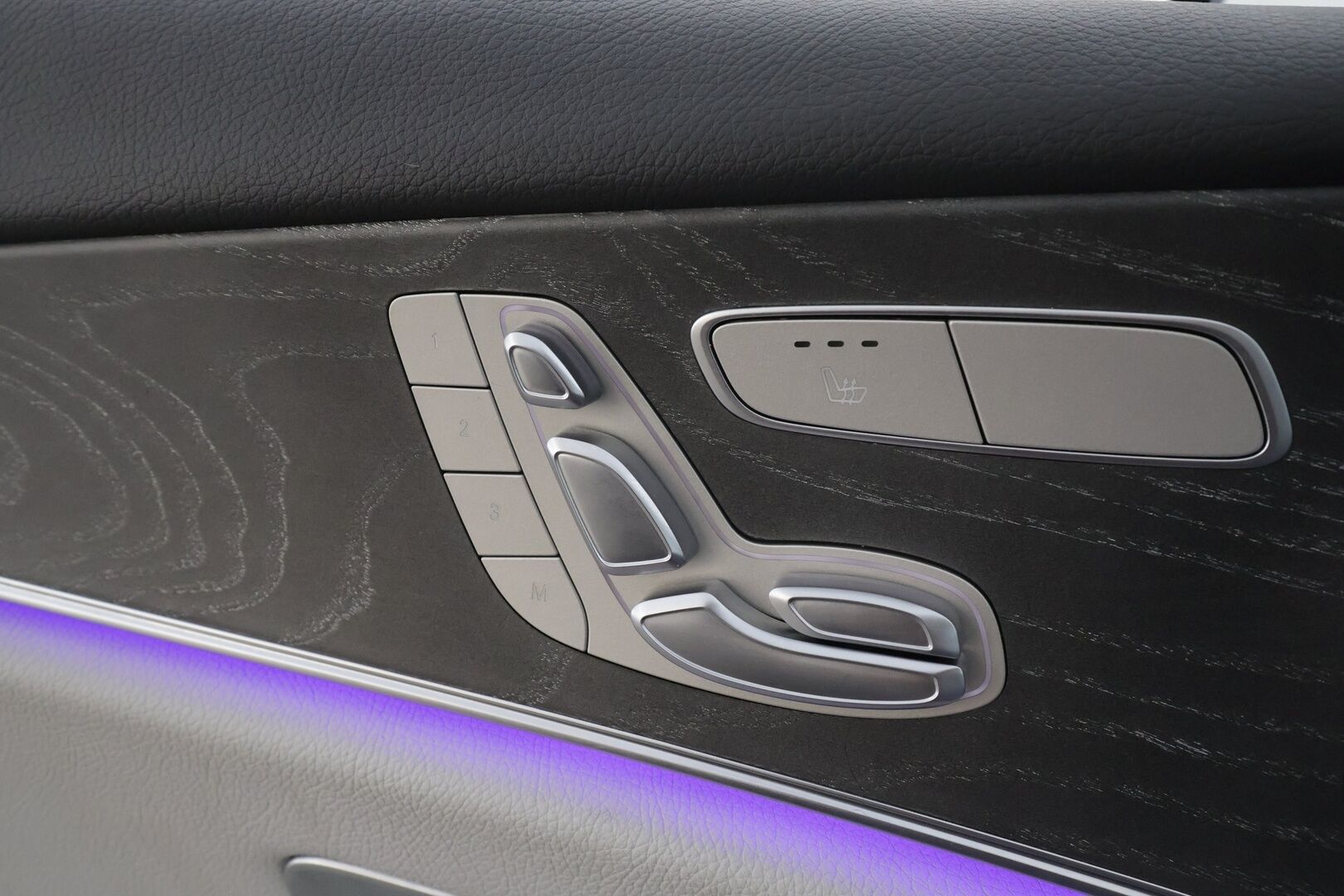 MERCEDES-BENZ E 2023 300 de 4Matic T 9G-Tronic Avantgarde * Distronic+ / 360° / Burmester / Muistipenkit / Koukku / KeylessGo / Vaaleat nahat * - Akku kuntotarkastettu / Kahdet renkaat aluvanteilla / Merkkihuollettu