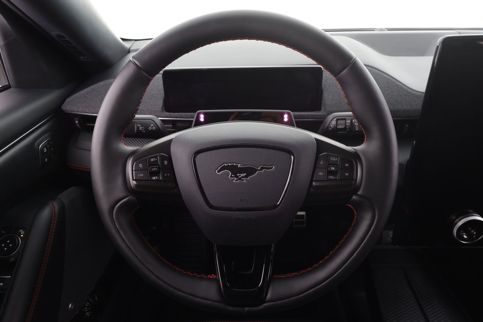 FORD MUSTANG MACH-E 2022 AWD 351 * B&O / ACC / LED / Muistipenkki / 360° / Kaistavahti / Navi / Keyless * - 2x Latauskaapelit 