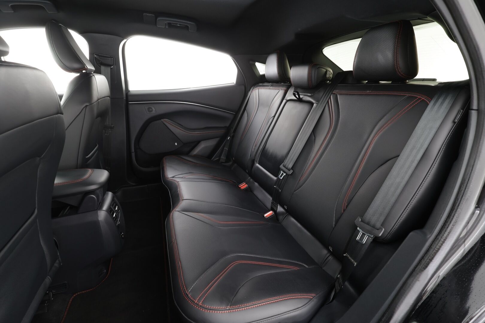 FORD MUSTANG MACH-E 2022 AWD 351 * B&O / ACC / LED / Muistipenkki / 360° / Kaistavahti / Navi / Keyless * - 2x Latauskaapelit 