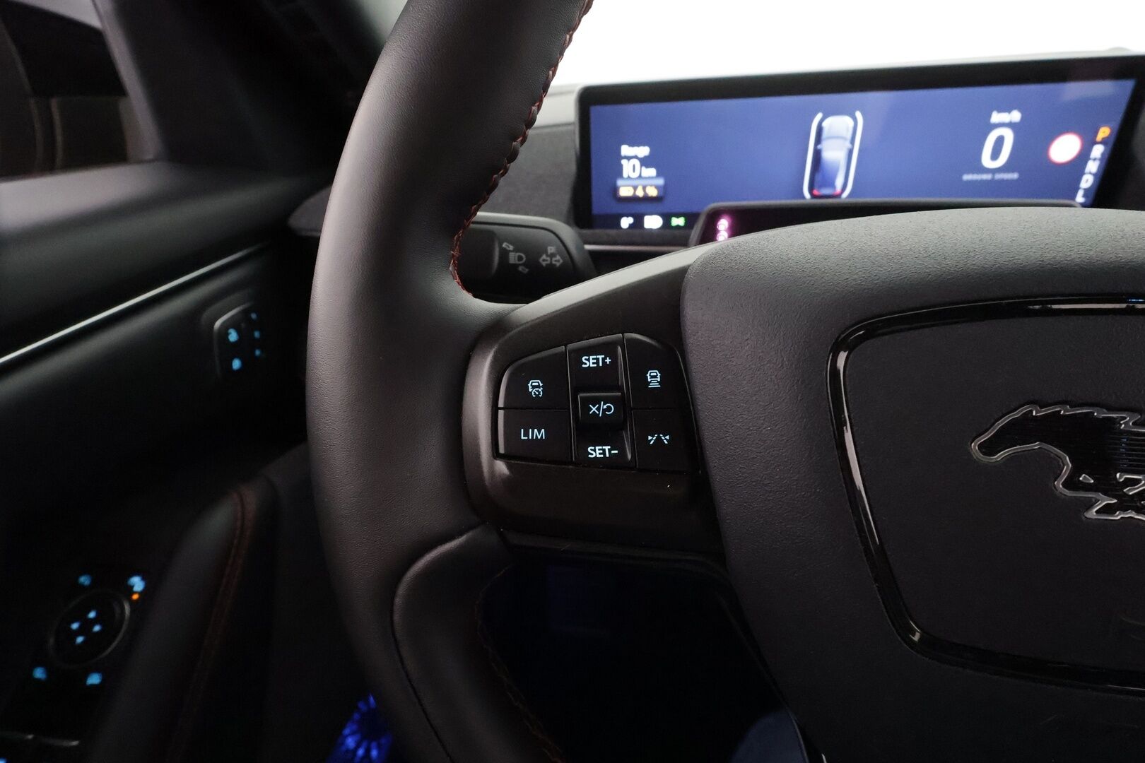 FORD MUSTANG MACH-E 2022 AWD 351 * B&O / ACC / LED / Muistipenkki / 360° / Kaistavahti / Navi / Keyless * - 2x Latauskaapelit 