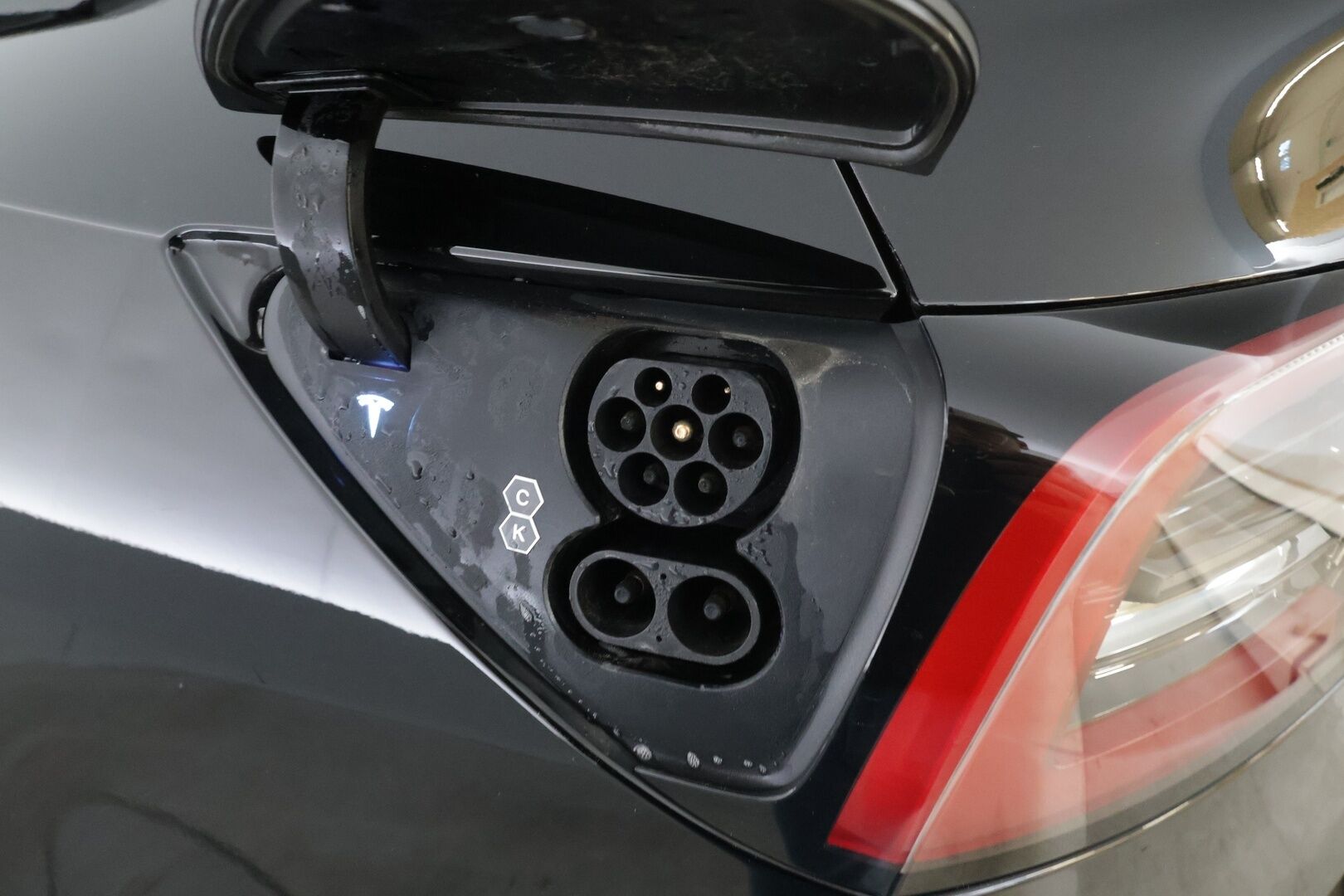 TESLA MODEL Y 2023 Long Range AWD * ILP / Lasikatto / ACC / Matrix-LED / P.kamera / Muistipenkki / Premium Audio * - 2x Latauskaapelit - HULLUT AVAJAISHULINAT KORKOTARJOUS 3,29 %