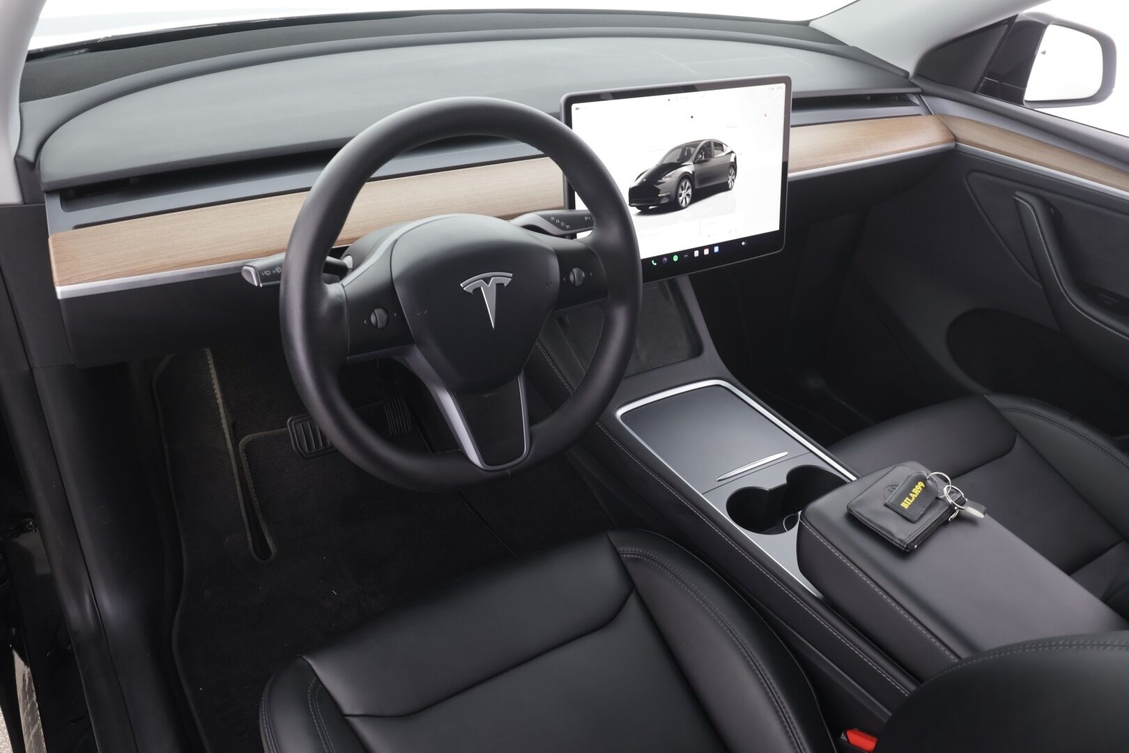TESLA MODEL Y 2023 Long Range AWD * ILP / Lasikatto / ACC / Matrix-LED / P.kamera / Muistipenkki / Premium Audio * - 2x Latauskaapelit - HULLUT AVAJAISHULINAT KORKOTARJOUS 3,29 %