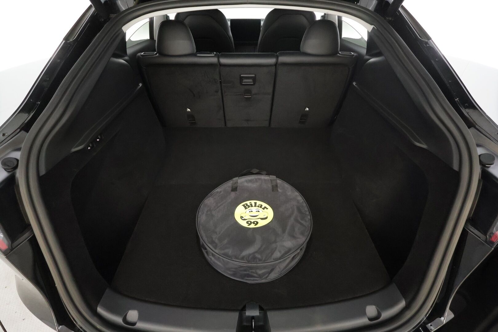 TESLA MODEL Y 2023 Long Range AWD * ILP / Lasikatto / ACC / Matrix-LED / P.kamera / Muistipenkki / Premium Audio * - 2x Latauskaapelit - HULLUT AVAJAISHULINAT KORKOTARJOUS 3,29 %