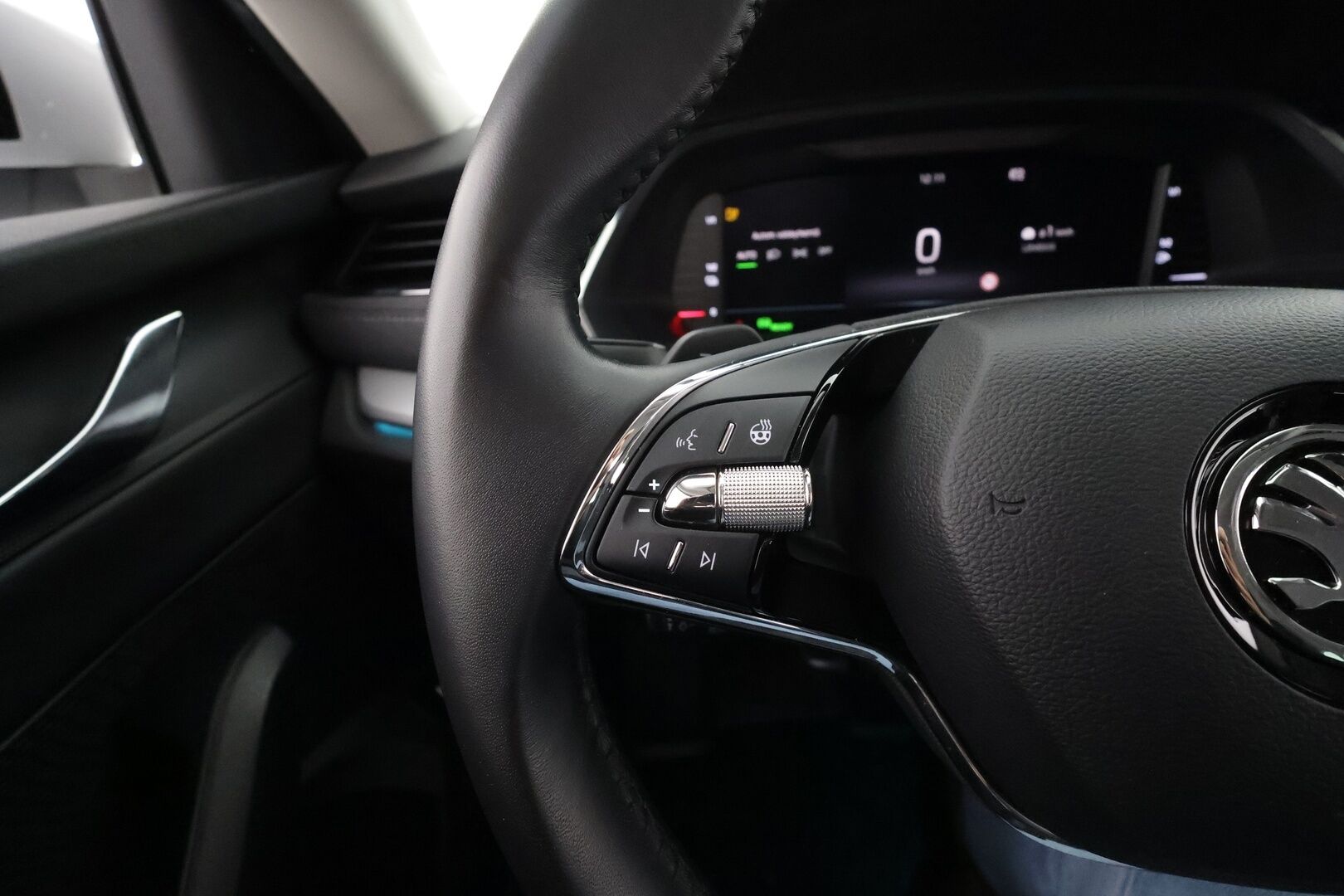 SKODA OCTAVIA 2023 Combi 1.4 TSI PHEV Style iV DSG Autom. * Webasto / Adapt.Vakkari / HUD / Crystal LED / Muistipenkit / Peruutuskamera / Apple&Android - Akku kuntotarkastettu / Merkkihuollettu / Koti & Kauppalaturi / Kahdet renkaat