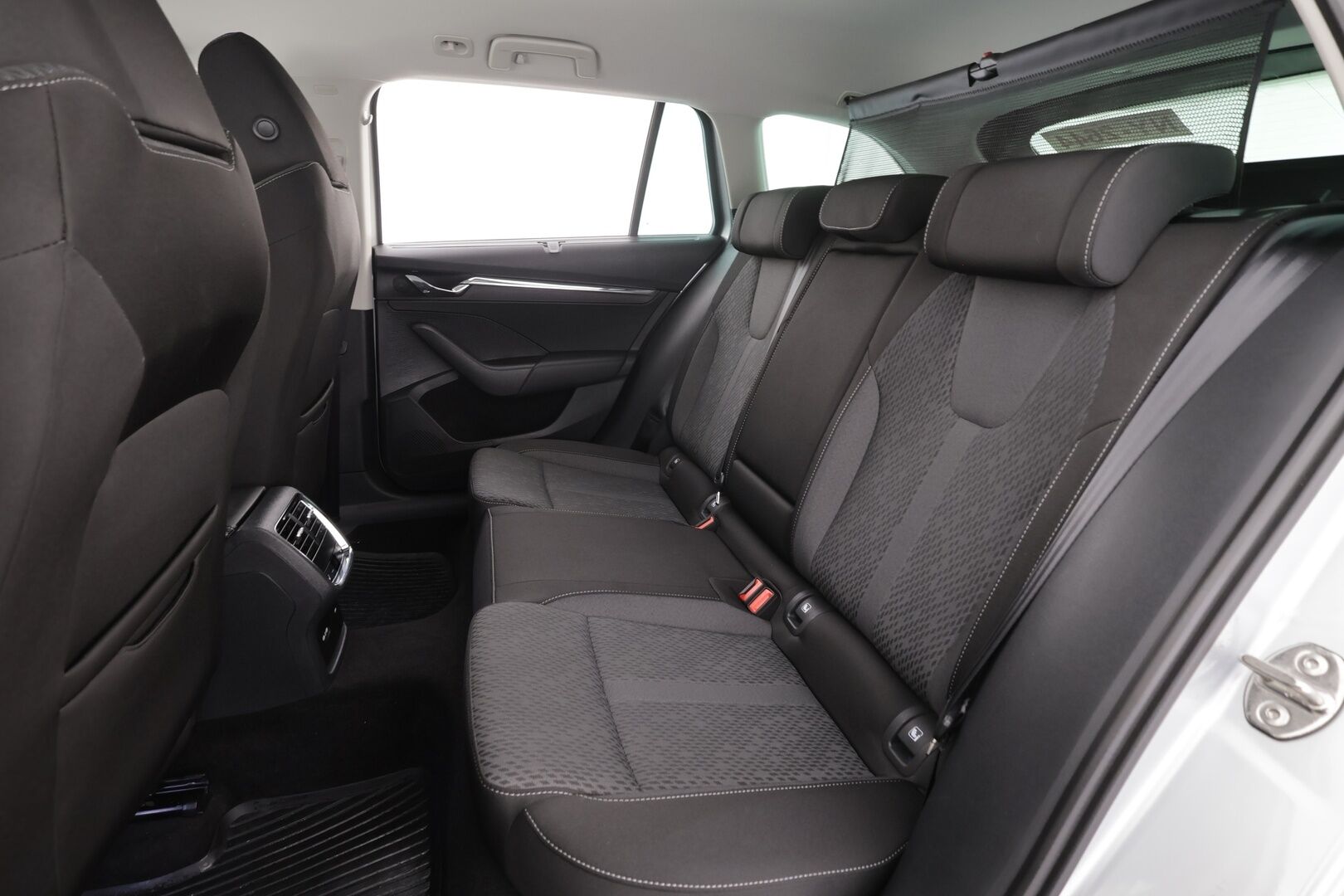 SKODA OCTAVIA 2023 Combi 1.4 TSI PHEV Style iV DSG Autom. * Webasto / Adapt.Vakkari / HUD / Crystal LED / Muistipenkit / Peruutuskamera / Apple&Android - Akku kuntotarkastettu / Merkkihuollettu / Koti & Kauppalaturi / Kahdet renkaat