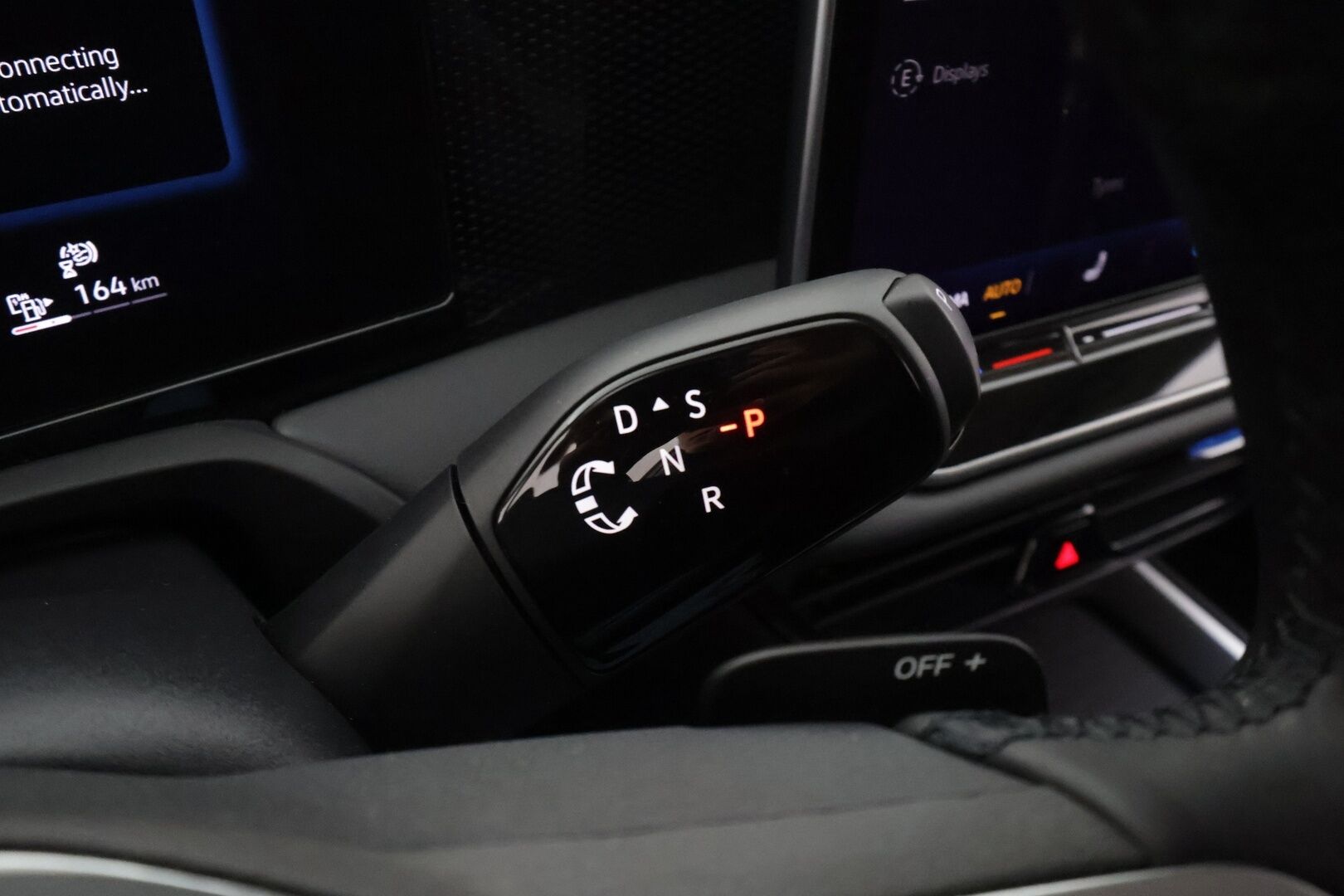 VOLKSWAGEN PASSAT 2025 Business 1.5 TSi eHybrid 110kW DSG * Koukku / ACC / LED / P.Kamera / Hierovat Sportpenkit / Navi * - 2x Latauskaapelit / Kahdet renkaat 