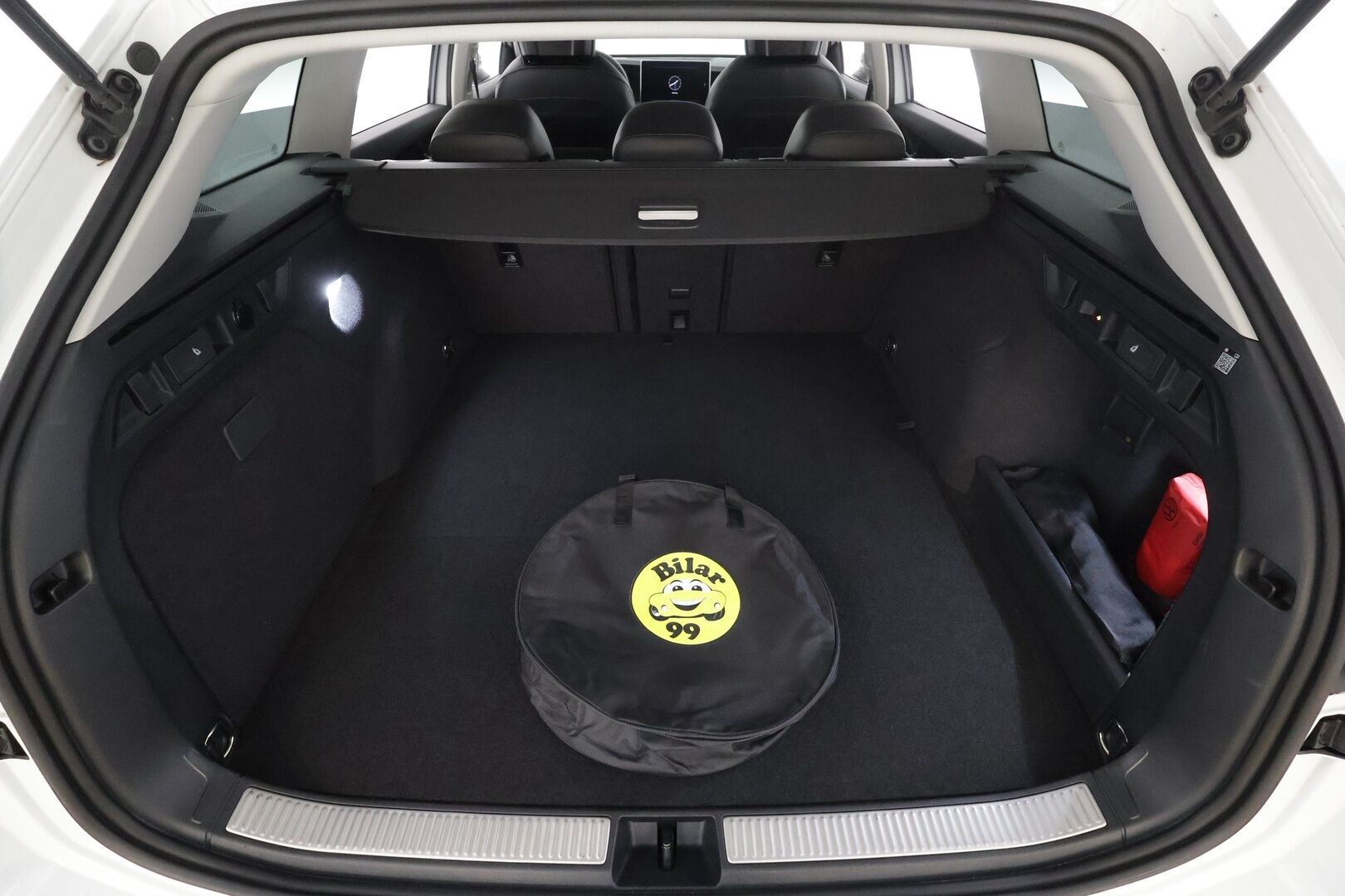 VOLKSWAGEN PASSAT 2025 Variant Elegance Business eHybrid 150 kW DSG-automaatti * Lisälämmitin / Adapt.Vakkari / Vetokoukku / Peruutuskamera / Hieronta / Navi - Akku kuntotarkastettu / 2x Latauskaapelit / Kahdet renkaat / Nahka-Alcantara