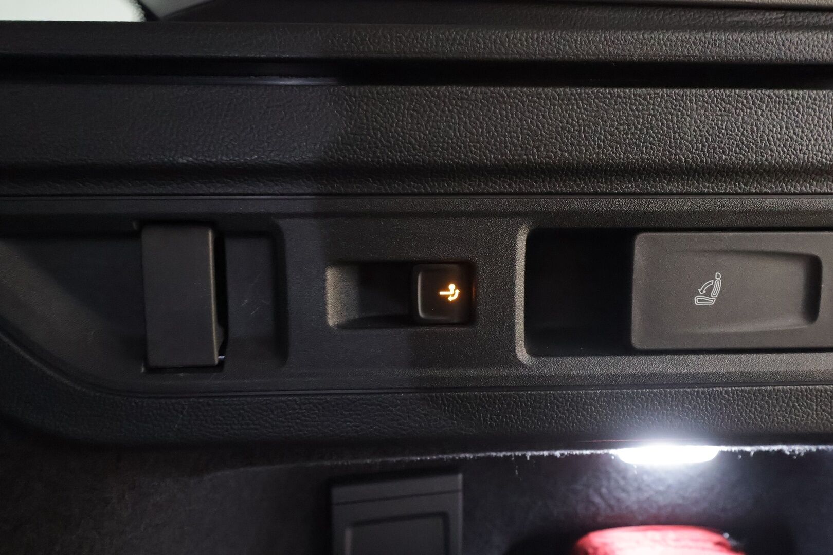 VOLKSWAGEN PASSAT 2025 Variant Elegance Business eHybrid 150 kW DSG-automaatti * Lisälämmitin / Adapt.Vakkari / Vetokoukku / Peruutuskamera / Hieronta / Navi - Akku kuntotarkastettu / 2x Latauskaapelit / Kahdet renkaat / Nahka-Alcantara