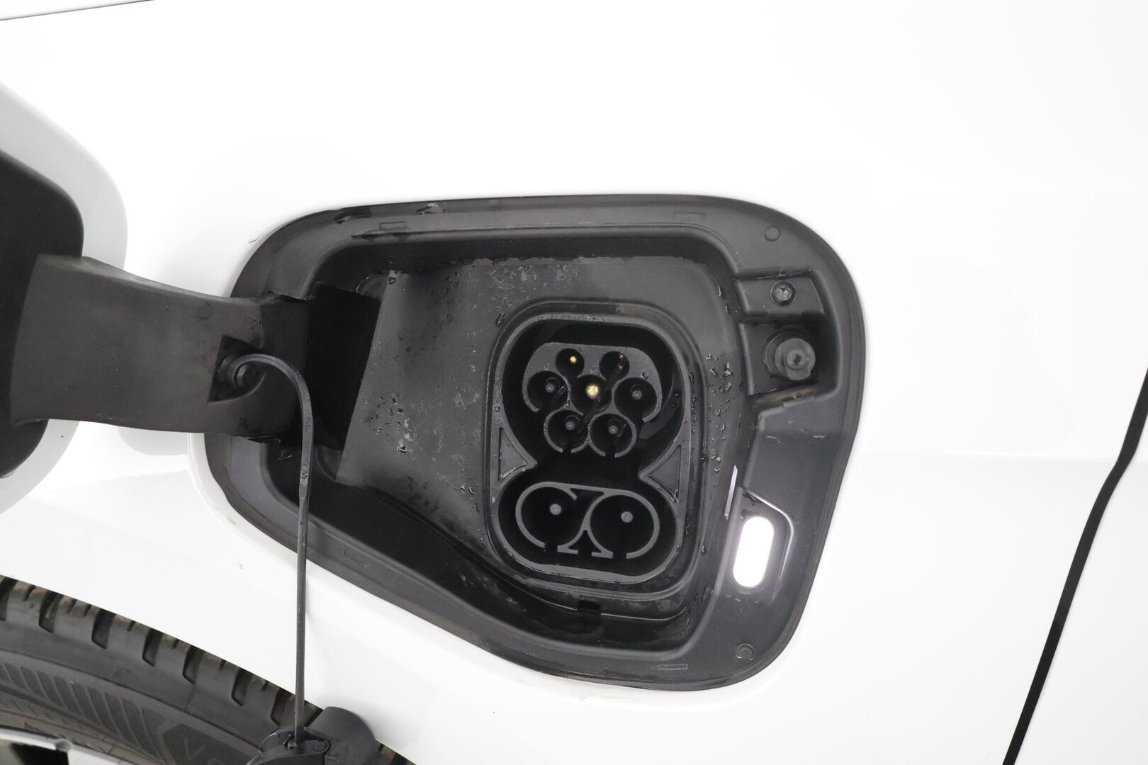 VOLKSWAGEN PASSAT 2025 Business 1.5 TSi eHybrid 110kW DSG * Koukku / ACC / LED / P.Kamera / Hierovat Sportpenkit / Navi * - 2x Latauskaapelit / Kahdet renkaat 