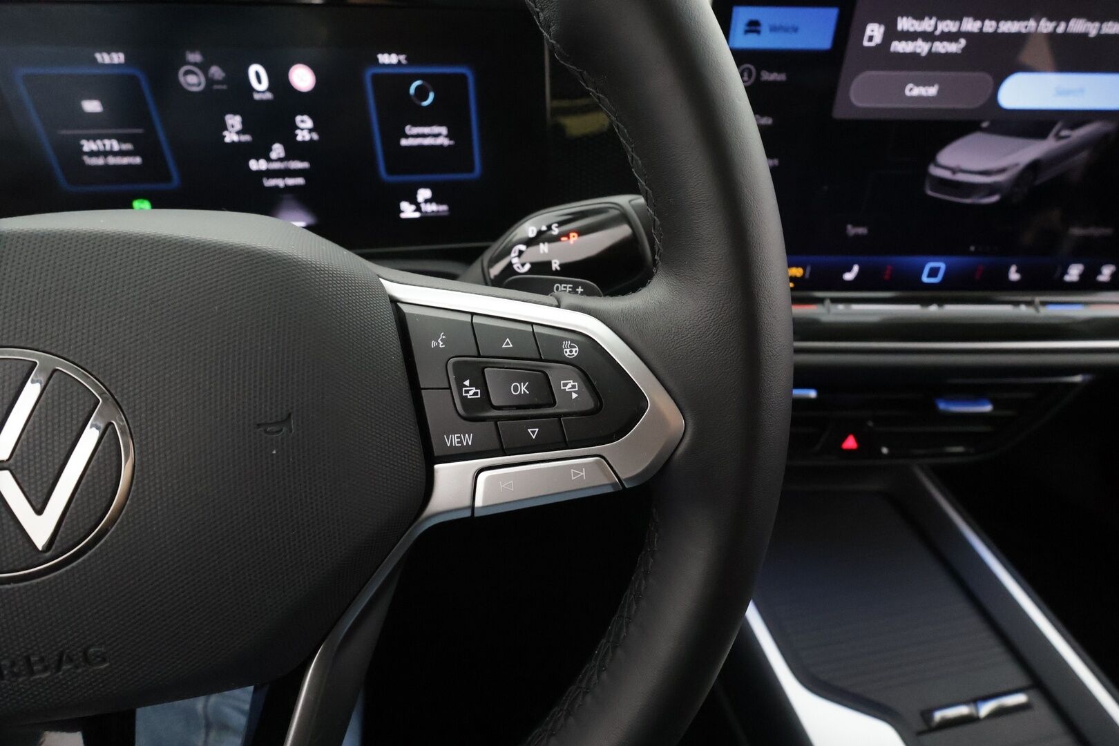 VOLKSWAGEN PASSAT 2025 Business 1.5 TSi eHybrid 110kW DSG * Koukku / ACC / LED / P.Kamera / Hierovat Sportpenkit / Navi * - 2x Latauskaapelit / Kahdet renkaat 