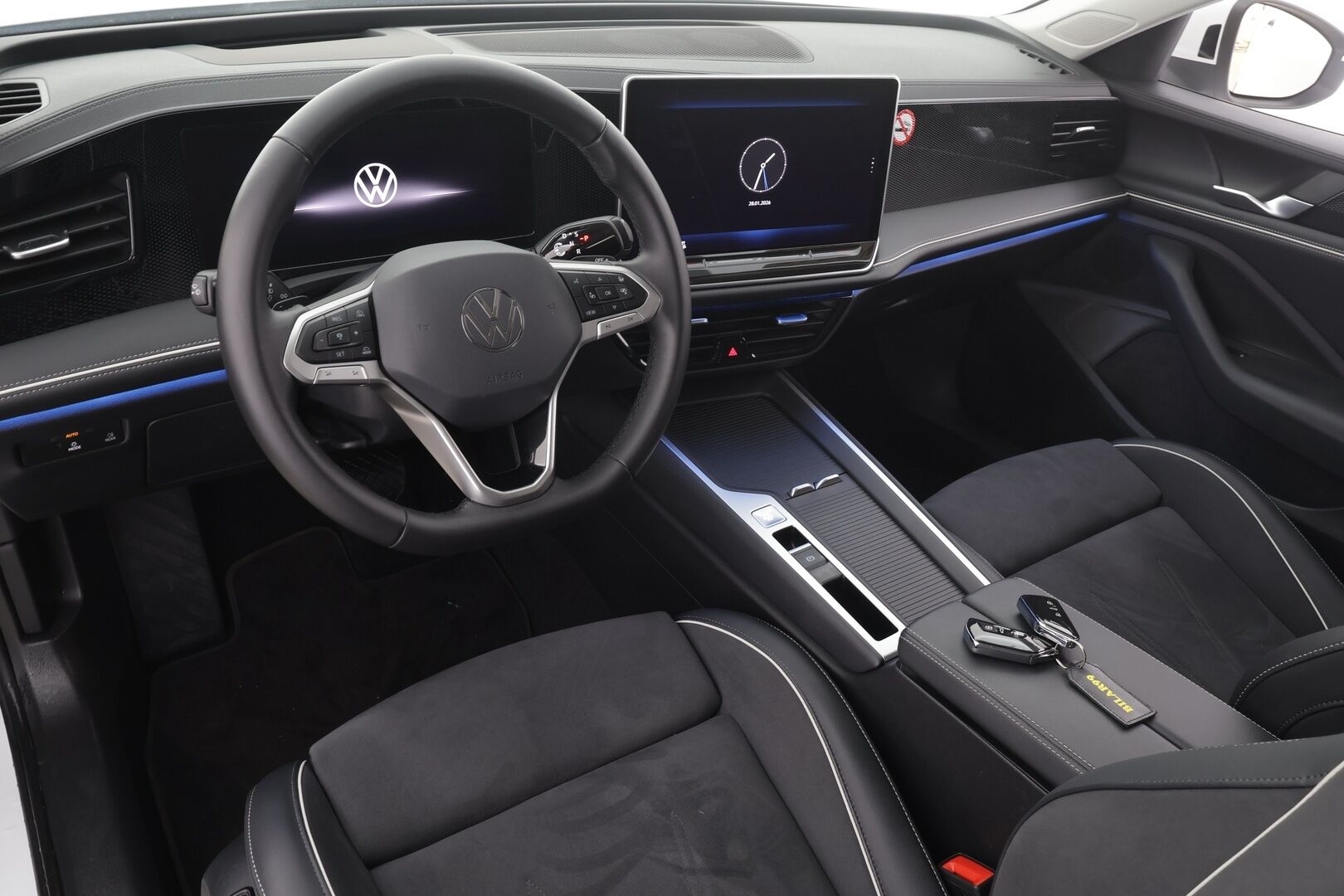 VOLKSWAGEN PASSAT 2025 Variant Elegance Business eHybrid 150 kW DSG-automaatti * Lisälämmitin / Adapt.Vakkari / Vetokoukku / Peruutuskamera / Hieronta / Navi - Akku kuntotarkastettu / 2x Latauskaapelit / Kahdet renkaat / Nahka-Alcantara