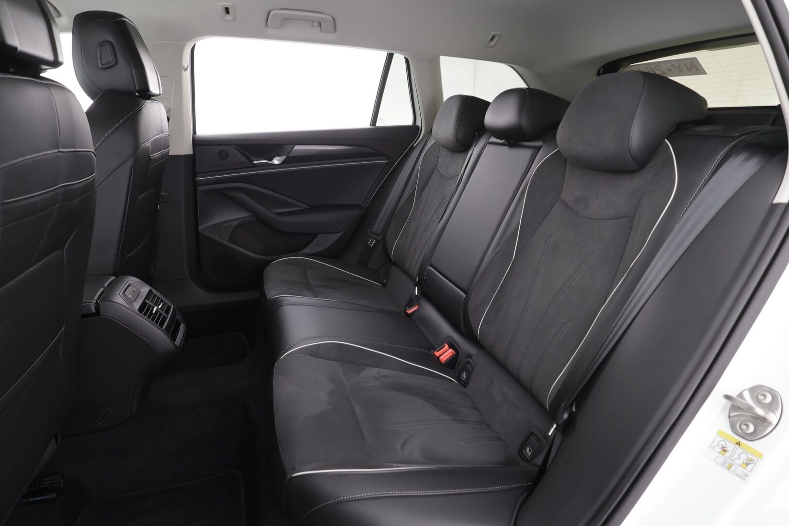 VOLKSWAGEN PASSAT 2025 Business 1.5 TSi eHybrid 110kW DSG * Koukku / ACC / LED / P.Kamera / Hierovat Sportpenkit / Navi * - 2x Latauskaapelit / Kahdet renkaat 