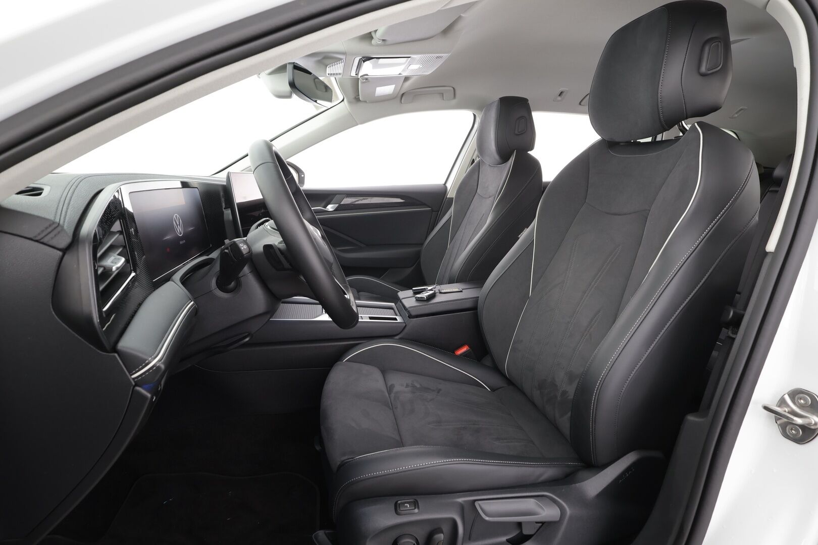 VOLKSWAGEN PASSAT 2025 Variant Elegance Business eHybrid 150 kW DSG-automaatti * Lisälämmitin / Adapt.Vakkari / Vetokoukku / Peruutuskamera / Hieronta / Navi - Akku kuntotarkastettu / 2x Latauskaapelit / Kahdet renkaat / Nahka-Alcantara