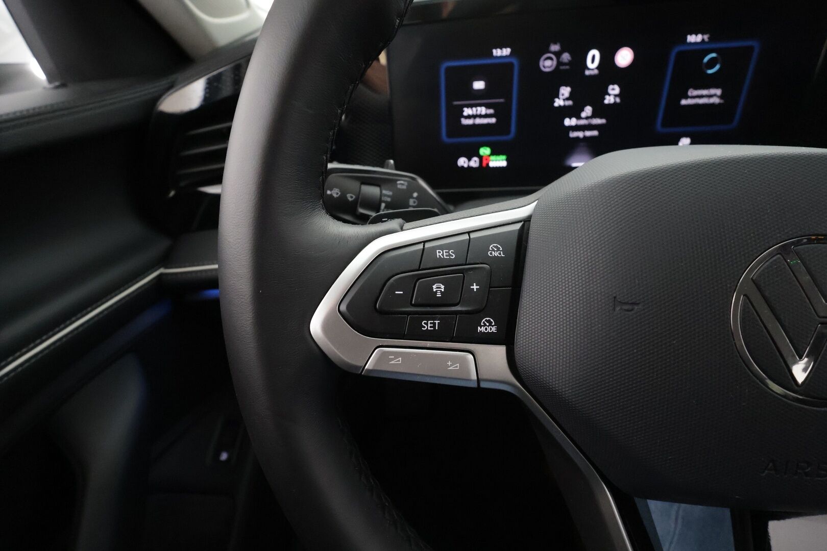 VOLKSWAGEN PASSAT 2025 Variant Elegance Business eHybrid 150 kW DSG-automaatti * Lisälämmitin / Adapt.Vakkari / Vetokoukku / Peruutuskamera / Hieronta / Navi - Akku kuntotarkastettu / 2x Latauskaapelit / Kahdet renkaat / Nahka-Alcantara