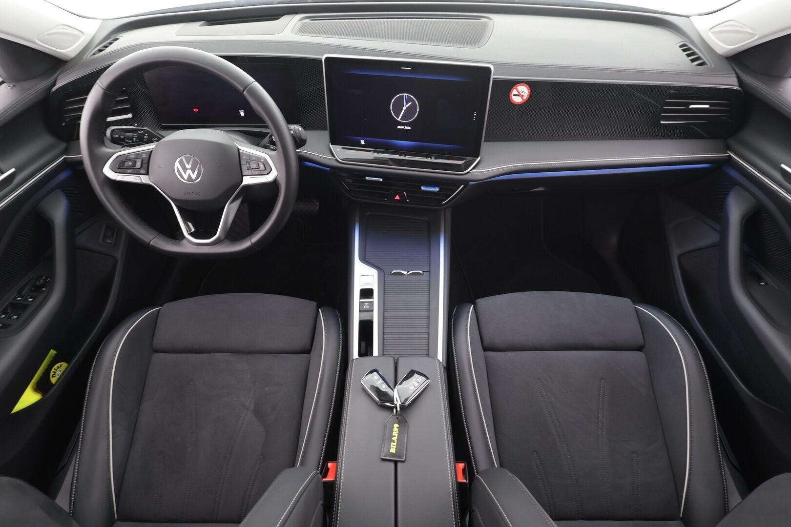 VOLKSWAGEN PASSAT 2025 Variant Elegance Business eHybrid 150 kW DSG-automaatti * Lisälämmitin / Adapt.Vakkari / Vetokoukku / Peruutuskamera / Hieronta / Navi - Akku kuntotarkastettu / 2x Latauskaapelit / Kahdet renkaat / Nahka-Alcantara