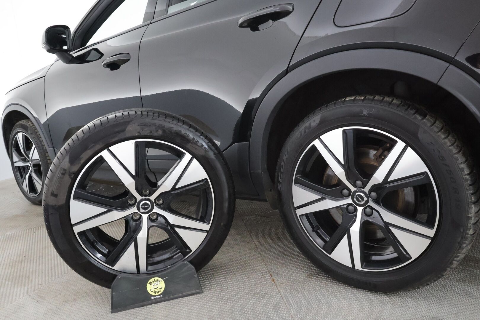 Volvo XC40 2022 P6 Recharge Plus * ACC / P.kamera / ILP / Full LED / Muistipenkki / Sähköluukku / KeylessGo / BLIS * - Akku kuntotarkastettu / Kahdet renkaat aluvanteilla / Merkkihuollettu