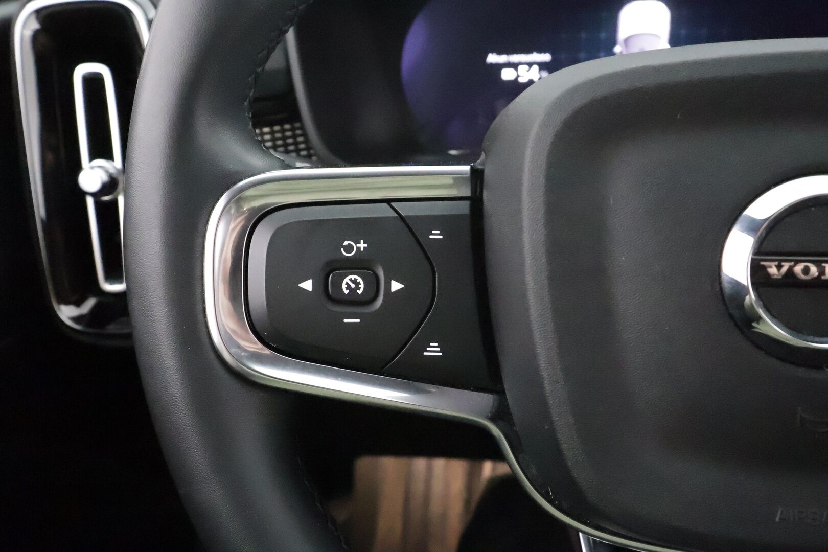 Volvo XC40 2022 P6 Recharge Plus * ACC / P.kamera / ILP / Full LED / Muistipenkki / Sähköluukku / KeylessGo / BLIS * - Akku kuntotarkastettu / Kahdet renkaat aluvanteilla / Merkkihuollettu