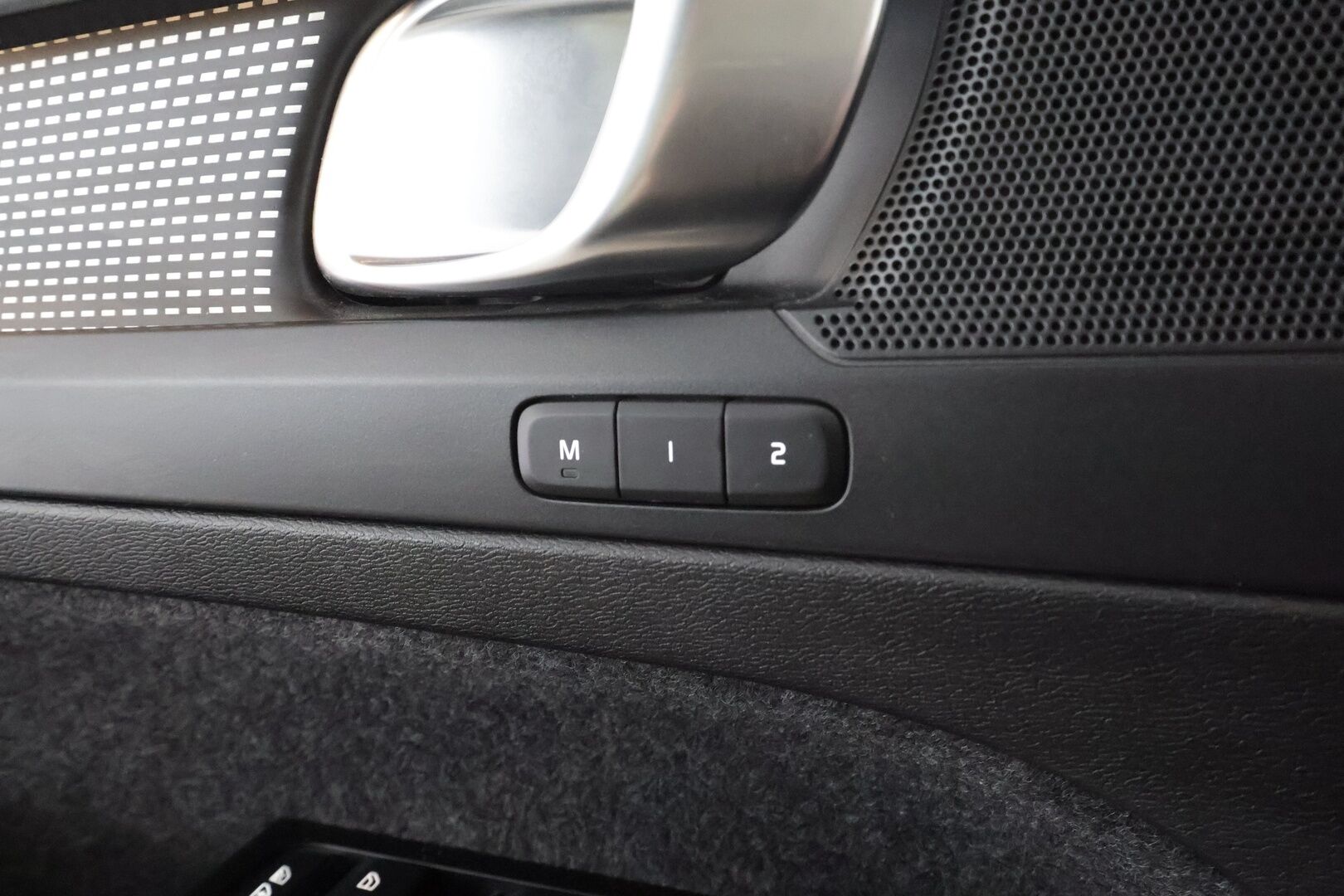 Volvo XC40 2022 P6 Recharge Plus * ACC / P.kamera / ILP / Full LED / Muistipenkki / Sähköluukku / KeylessGo / BLIS * - Akku kuntotarkastettu / Kahdet renkaat aluvanteilla / Merkkihuollettu