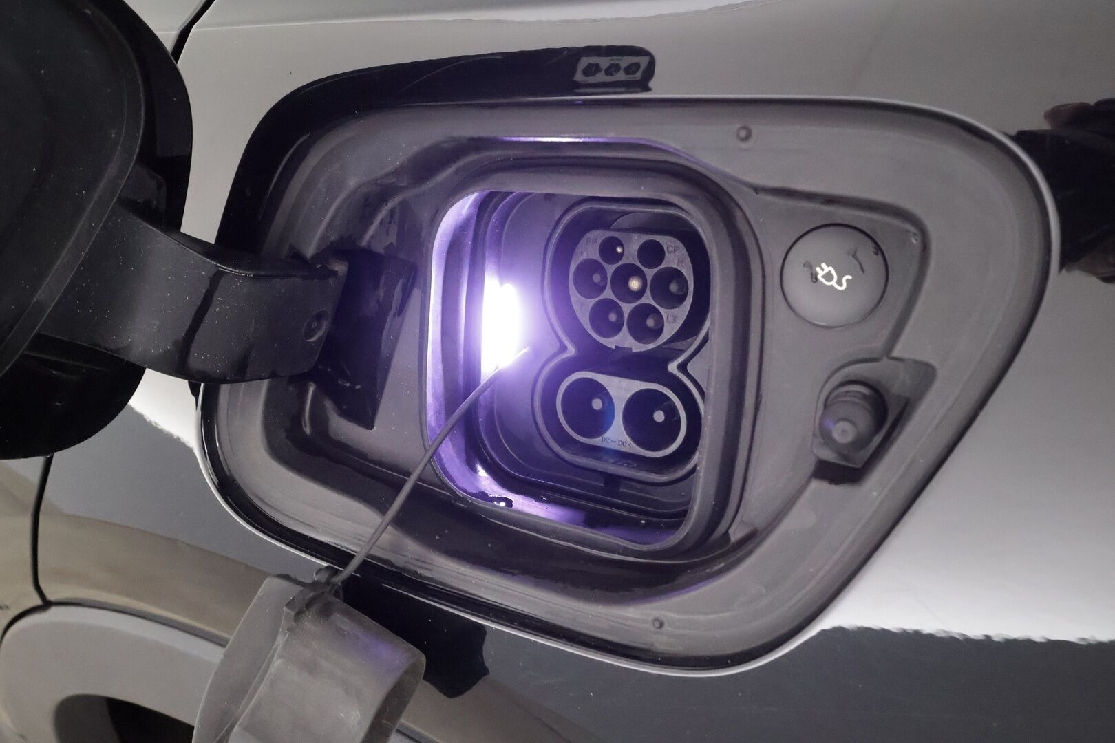 Volvo XC40 2022 P6 Recharge Plus * ACC / P.kamera / ILP / Full LED / Muistipenkki / Sähköluukku / KeylessGo / BLIS * - Akku kuntotarkastettu / Kahdet renkaat aluvanteilla / Merkkihuollettu - HULLUT AVAJAISHULINAT KORKOTARJOUS 3,29 %