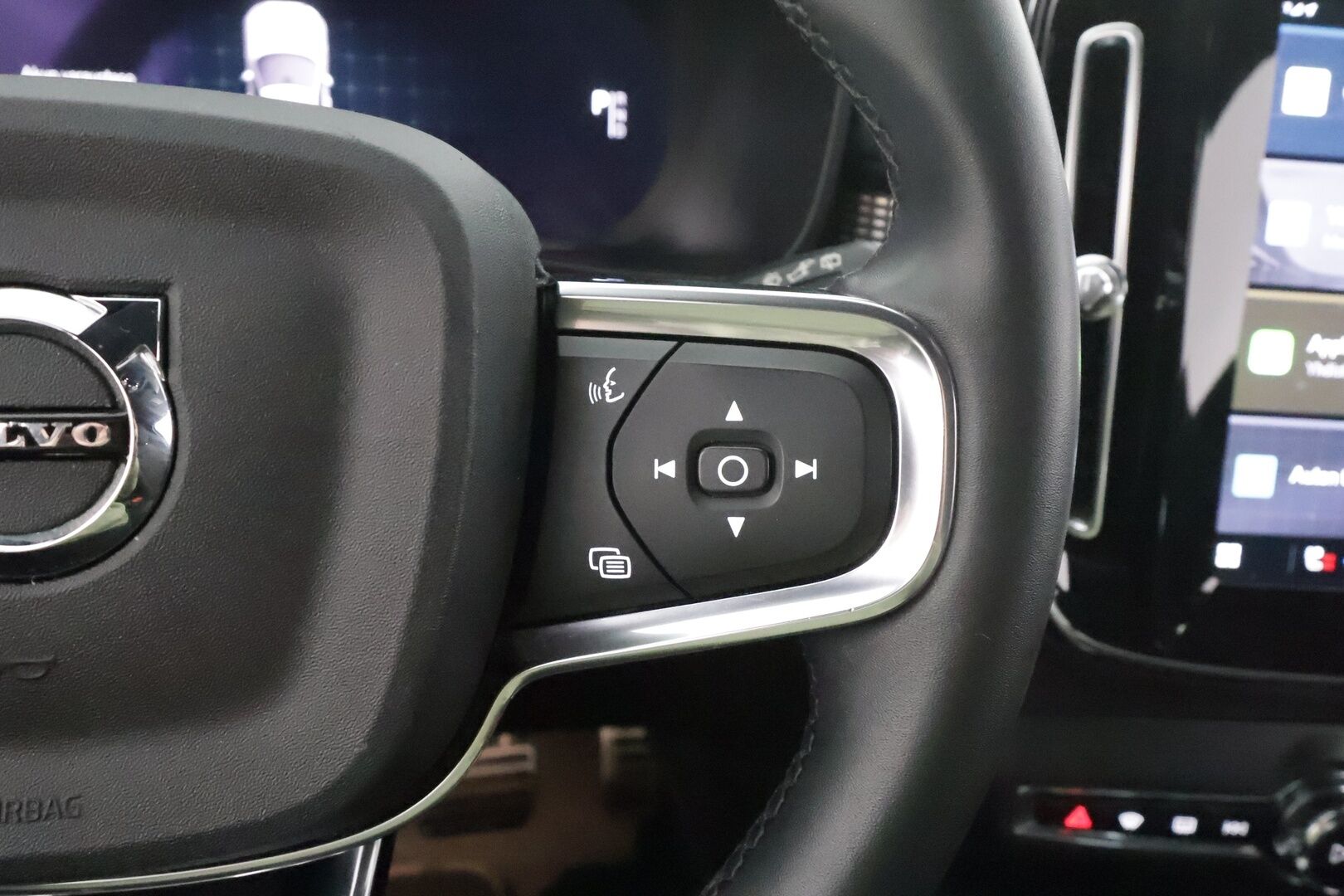 Volvo XC40 2022 P6 Recharge Plus * ACC / P.kamera / ILP / Full LED / Muistipenkki / Sähköluukku / KeylessGo / BLIS * - Akku kuntotarkastettu / Kahdet renkaat aluvanteilla / Merkkihuollettu