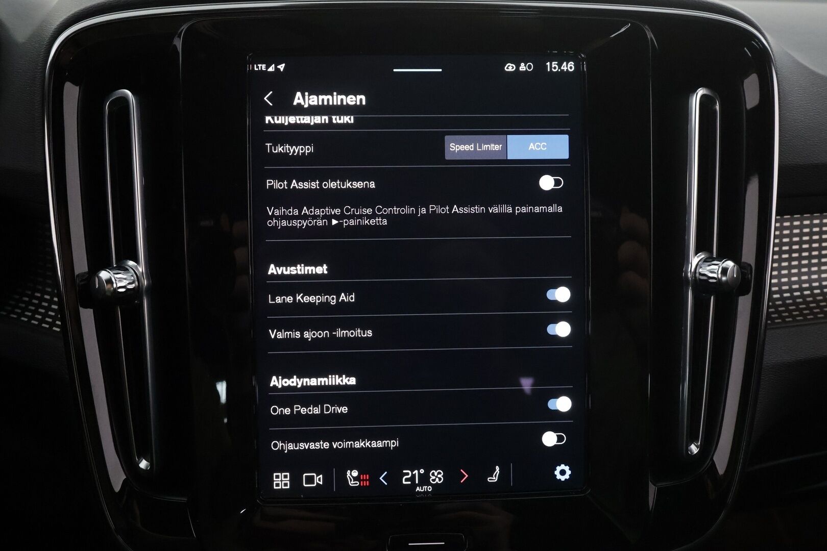 Volvo XC40 2022 P6 Recharge Plus * ACC / P.kamera / ILP / Full LED / Muistipenkki / Sähköluukku / KeylessGo / BLIS * - Akku kuntotarkastettu / Kahdet renkaat aluvanteilla / Merkkihuollettu