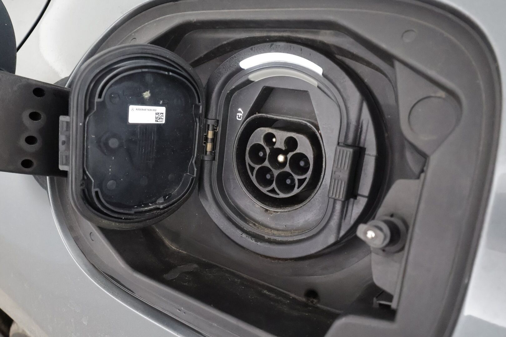 MERCEDES-BENZ C 2023 300 de 4Matic * Distronic Pro / P.kamera / Koukku / LED / Navi / Puolinahat / Sähköluukku * - Kahdet renkaat aluvanteilla