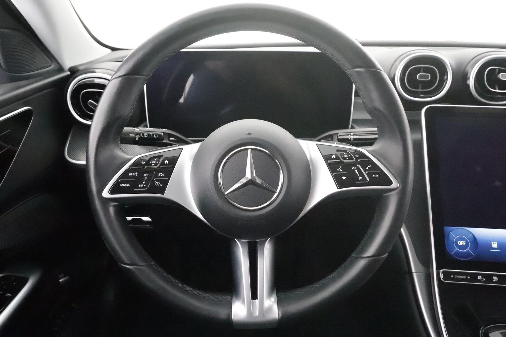 MERCEDES-BENZ C 2023 300 de 4Matic * Distronic Pro / P.kamera / Koukku / LED / Navi / Puolinahat / Sähköluukku * - Kahdet renkaat aluvanteilla