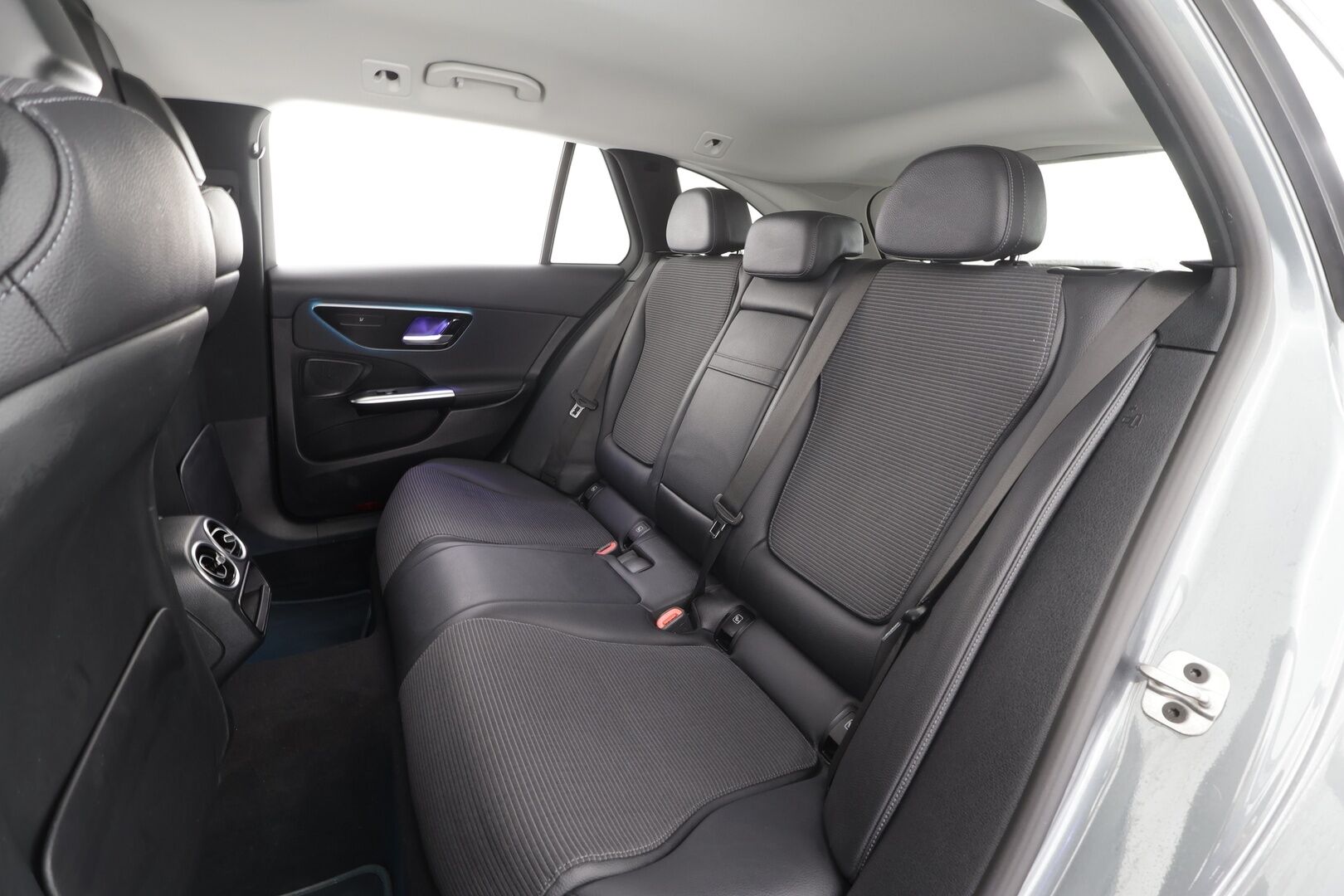 MERCEDES-BENZ C 2023 300 de 4Matic * Distronic Pro / P.kamera / Koukku / LED / Navi / Puolinahat / Sähköluukku * - Kahdet renkaat aluvanteilla