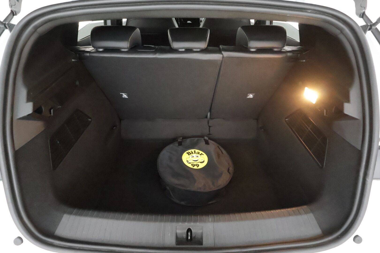 RENAULT MEGANE 2022 E-TECH Electric 60kWh Iconic * H&K / ILP / ACC / Hierovat Muistinahat / 360 / Kaistavahti / Navi / Digimittaristo * - Kahdet renkaat aluvanteilla