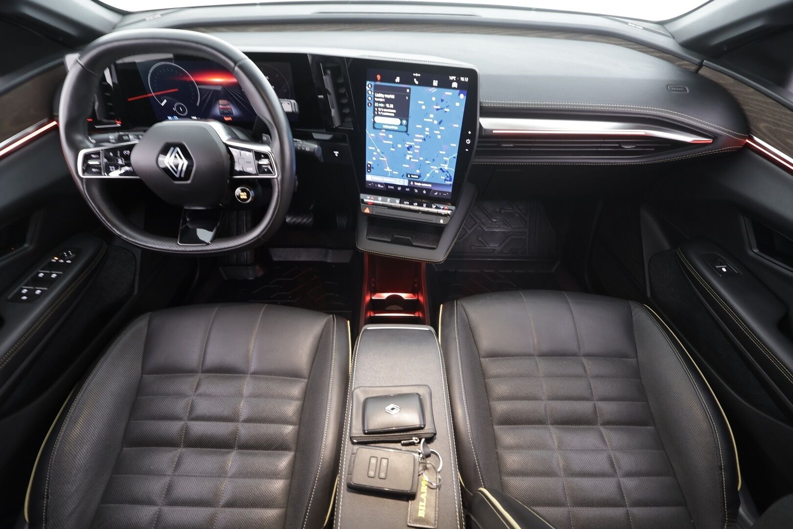 RENAULT MEGANE 2022 E-TECH Electric 60kWh Iconic * H&K / ILP / ACC / Hierovat Muistinahat / 360 / Kaistavahti / Navi / Digimittaristo * - Kahdet renkaat aluvanteilla