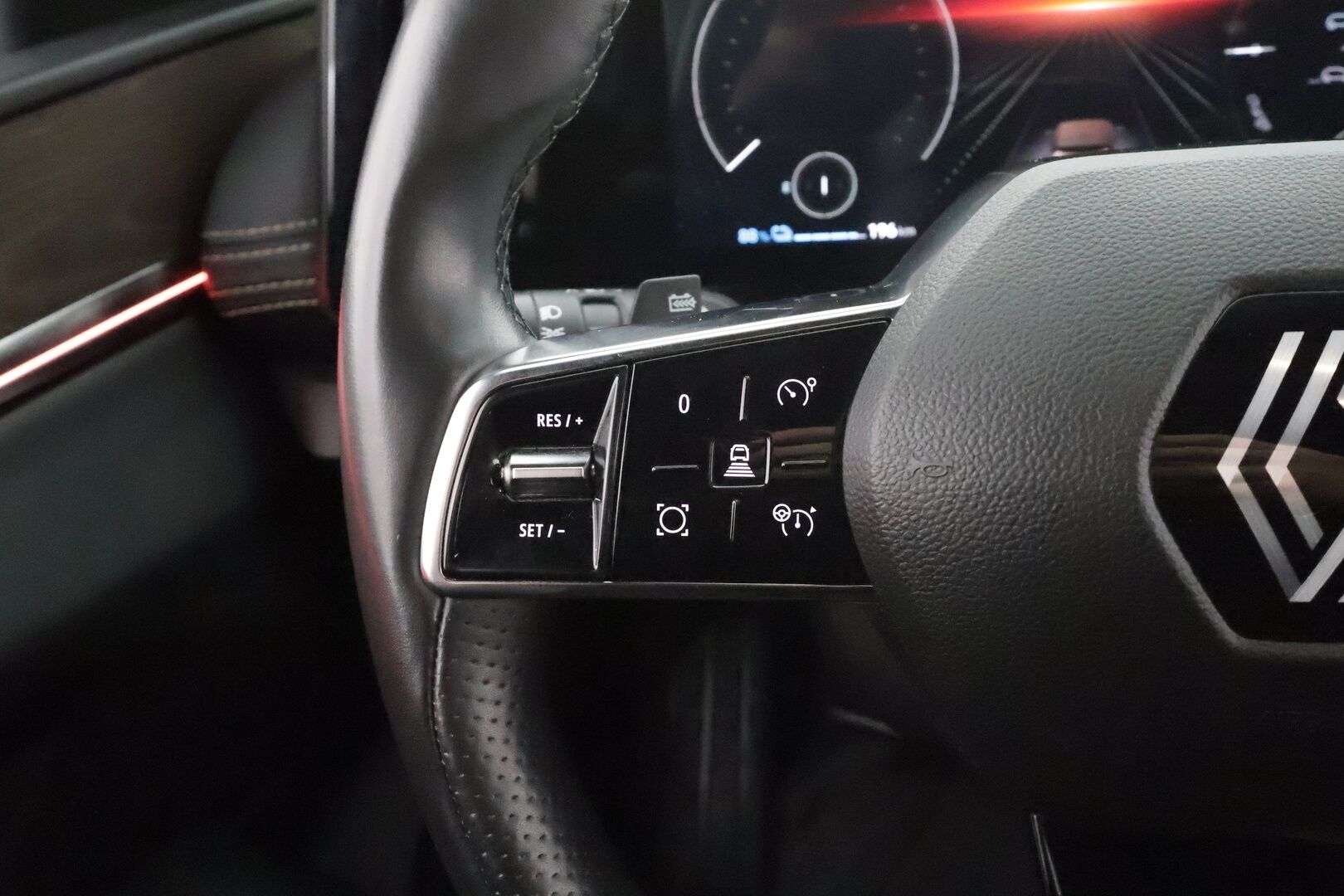 RENAULT MEGANE 2022 E-TECH Electric 60kWh Iconic * H&K / ILP / ACC / Hierovat Muistinahat / 360 / Kaistavahti / Navi / Digimittaristo * - Kahdet renkaat aluvanteilla