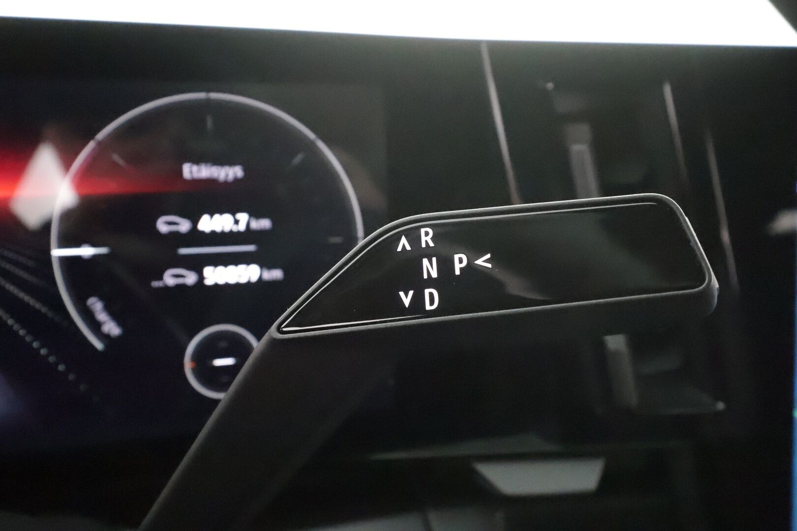 RENAULT MEGANE 2022 E-TECH Electric 60kWh Iconic * H&K / ILP / ACC / Hierovat Muistinahat / 360 / Kaistavahti / Navi / Digimittaristo * - Kahdet renkaat aluvanteilla