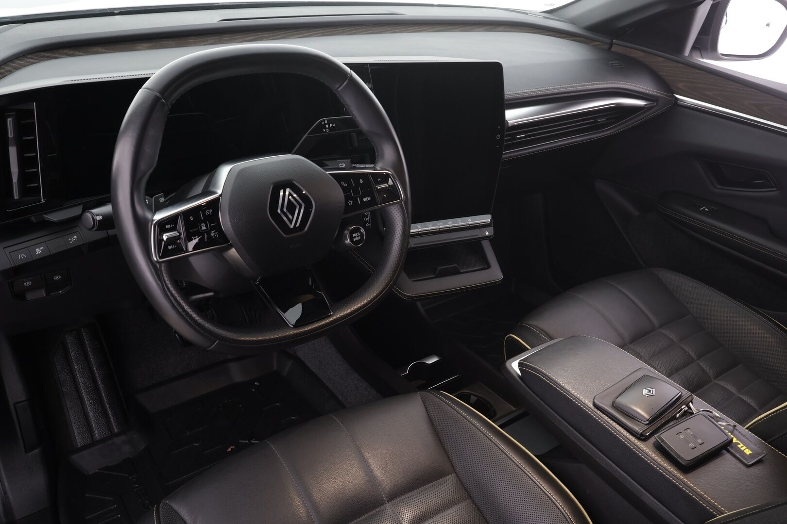 RENAULT MEGANE 2022 E-TECH Electric 60kWh Iconic * H&K / ILP / ACC / Hierovat Muistinahat / 360 / Kaistavahti / Navi / Digimittaristo * - Kahdet renkaat aluvanteilla