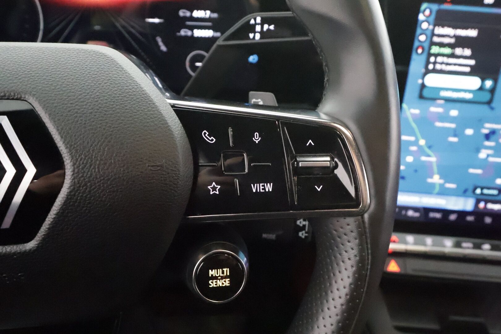 RENAULT MEGANE 2022 E-TECH Electric 60kWh Iconic * H&K / ILP / ACC / Hierovat Muistinahat / 360 / Kaistavahti / Navi / Digimittaristo * - Kahdet renkaat aluvanteilla