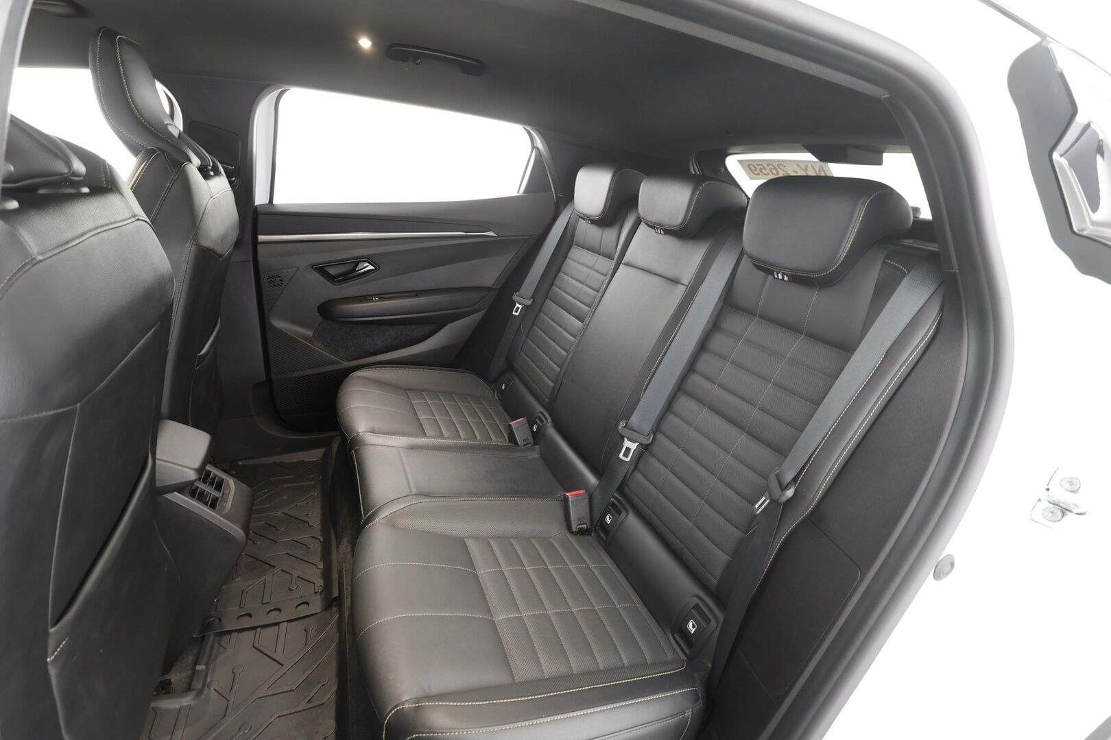 RENAULT MEGANE 2022 E-TECH Electric 60kWh Iconic * H&K / ILP / ACC / Hierovat Muistinahat / 360 / Kaistavahti / Navi / Digimittaristo * - Kahdet renkaat aluvanteilla