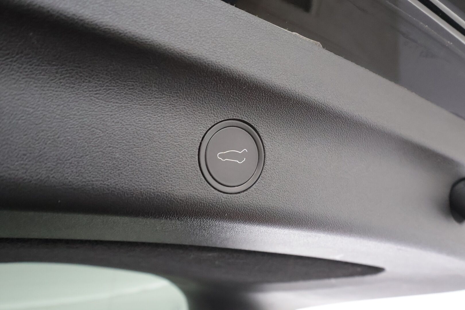 TESLA MODEL Y 2023 Performance * Koukku / ILP / ACC / Lasikatto / Premium Audio / P.Kamera / Matrix-LED / Muistipenkki / Kaistavahti * - 2x Latauskaapelit / Kahdet renkaat aluvanteilla