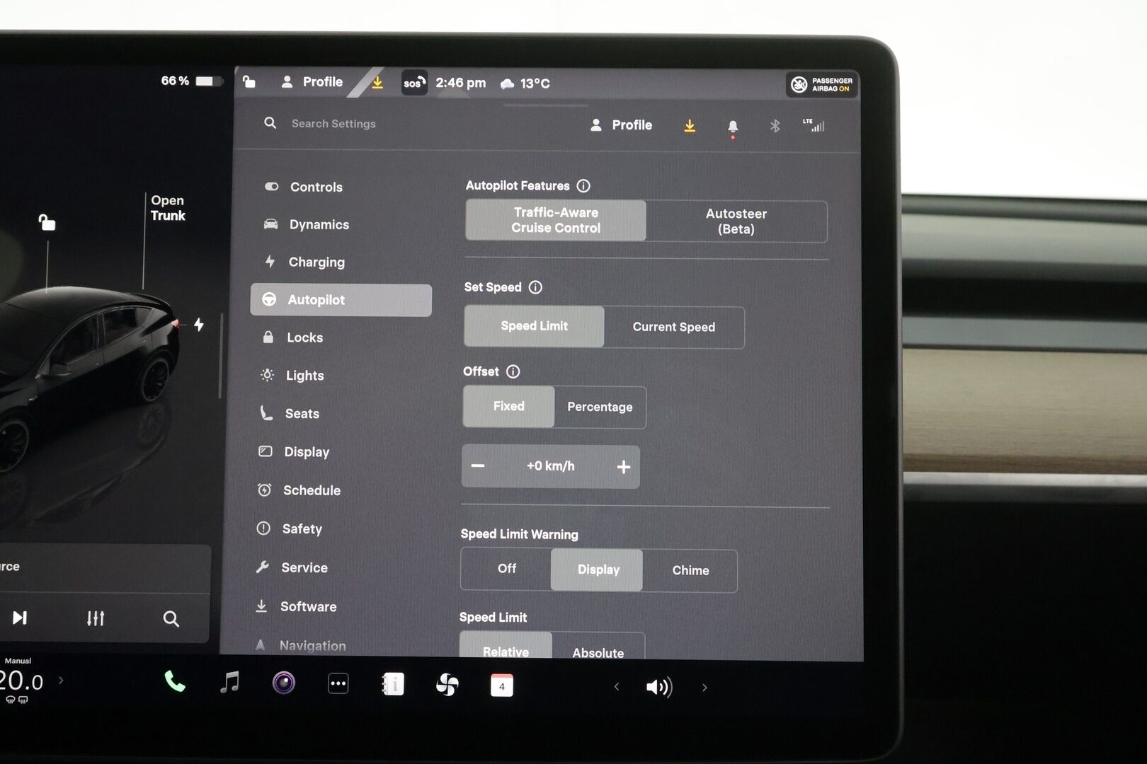 TESLA MODEL Y 2023 Performance * Koukku / ILP / ACC / Lasikatto / Premium Audio / P.Kamera / Matrix-LED / Muistipenkki / Kaistavahti * - 2x Latauskaapelit / Kahdet renkaat aluvanteilla