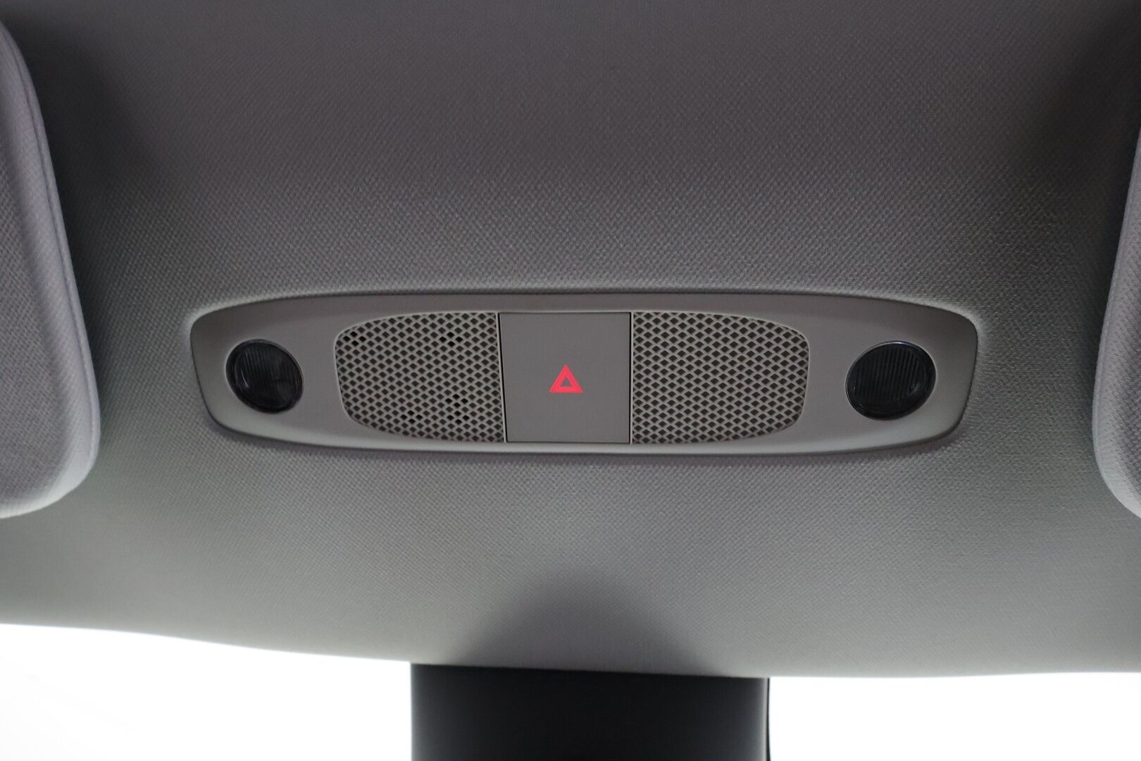 TESLA MODEL Y 2023 Performance * Koukku / ILP / ACC / Lasikatto / Premium Audio / P.Kamera / Matrix-LED / Muistipenkki / Kaistavahti * - 2x Latauskaapelit / Kahdet renkaat aluvanteilla