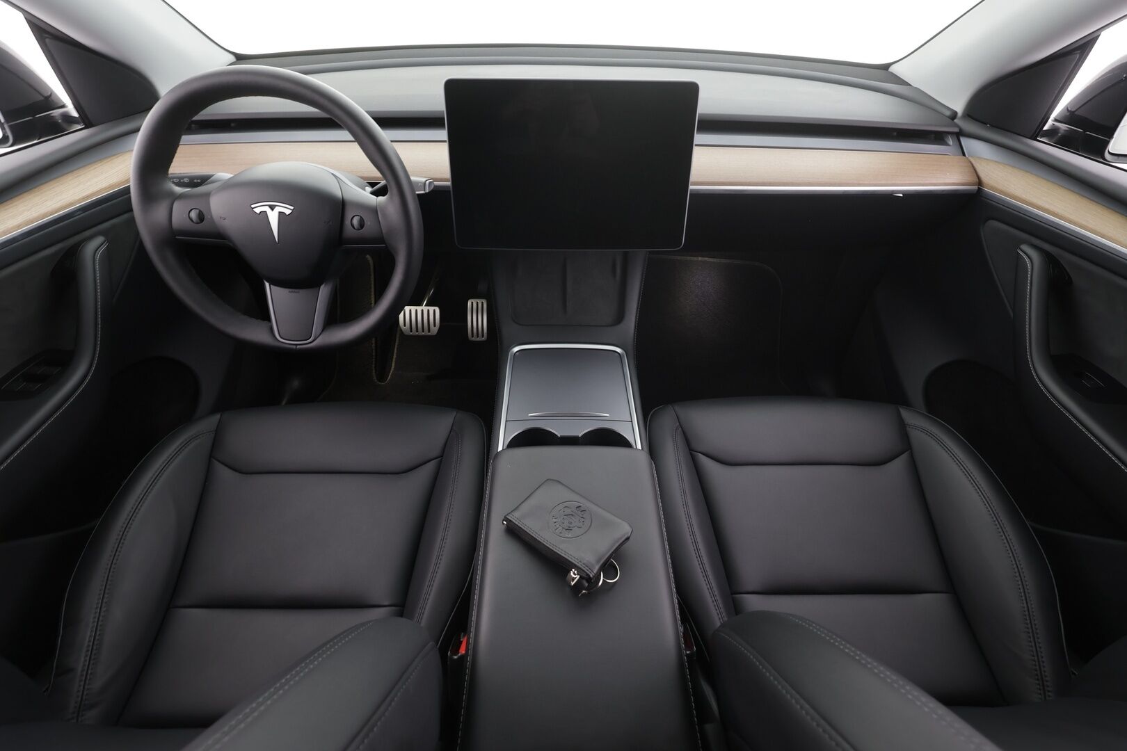 TESLA MODEL Y 2023 Performance * Koukku / ILP / ACC / Lasikatto / Premium Audio / P.Kamera / Matrix-LED / Muistipenkki / Kaistavahti * - 2x Latauskaapelit / Kahdet renkaat aluvanteilla