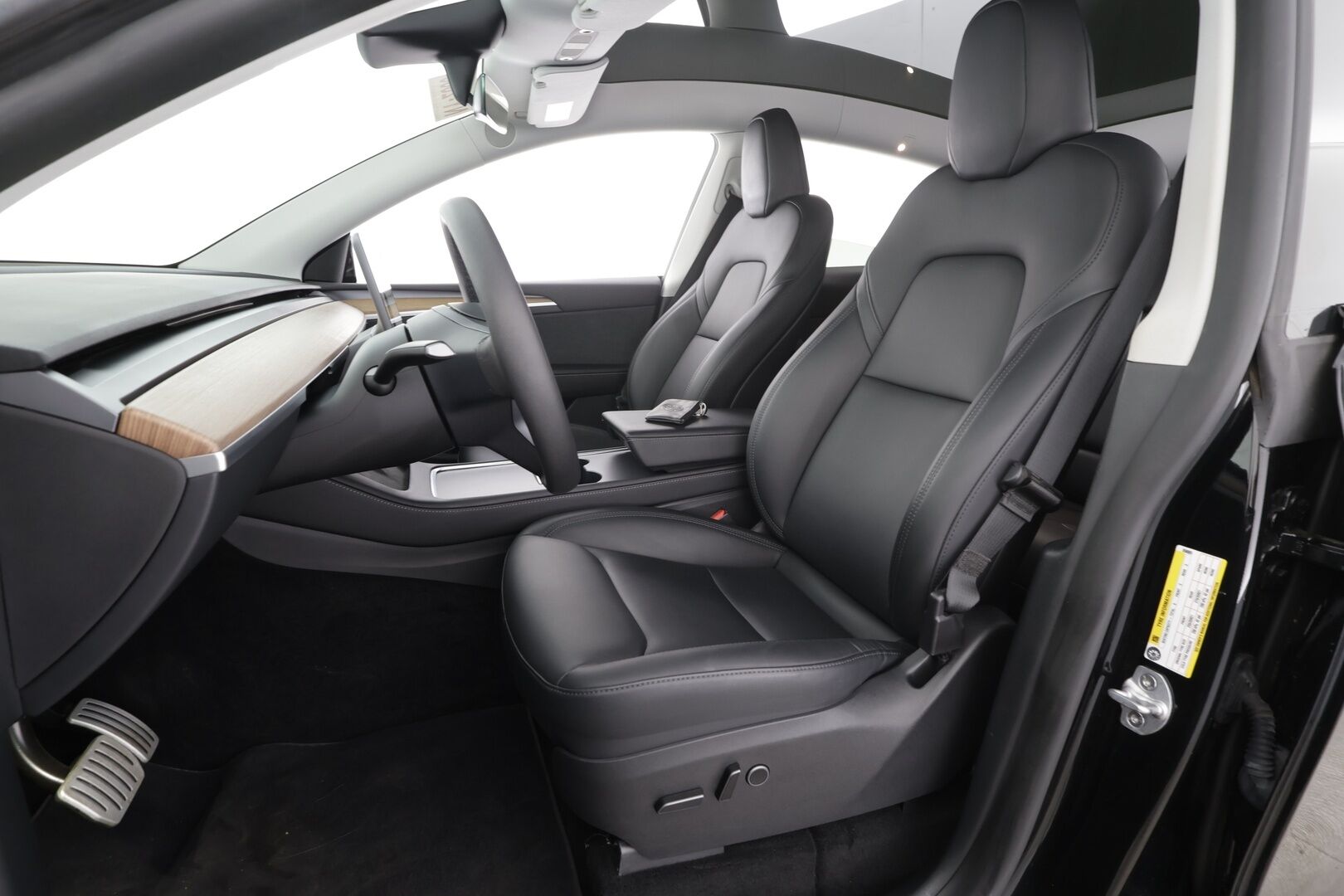 TESLA MODEL Y 2023 Performance * Koukku / ILP / ACC / Lasikatto / Premium Audio / P.Kamera / Matrix-LED / Muistipenkki / Kaistavahti * - 2x Latauskaapelit / Kahdet renkaat aluvanteilla