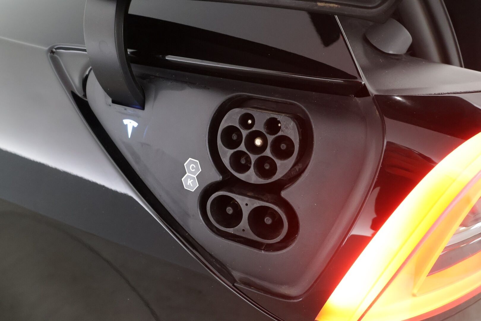 TESLA MODEL Y 2023 Performance * Koukku / ILP / ACC / Lasikatto / Premium Audio / P.Kamera / Matrix-LED / Muistipenkki / Kaistavahti * - 2x Latauskaapelit / Kahdet renkaat aluvanteilla