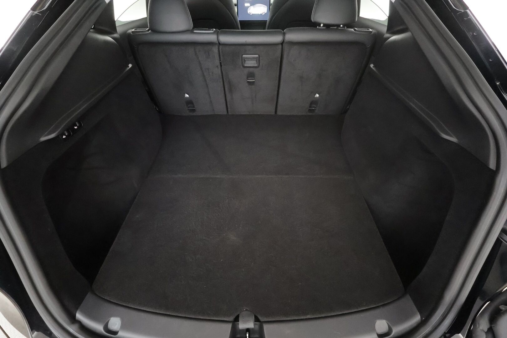 TESLA MODEL Y 2023 Performance * Koukku / ILP / ACC / Lasikatto / Premium Audio / P.Kamera / Matrix-LED / Muistipenkki / Kaistavahti * - 2x Latauskaapelit / Kahdet renkaat aluvanteilla