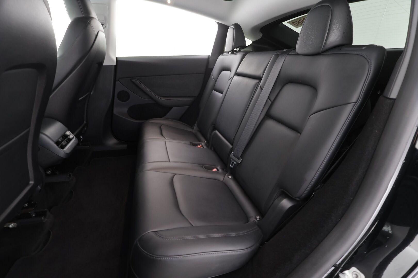 TESLA MODEL Y 2023 Performance * Koukku / ILP / ACC / Lasikatto / Premium Audio / P.Kamera / Matrix-LED / Muistipenkki / Kaistavahti * - 2x Latauskaapelit / Kahdet renkaat aluvanteilla