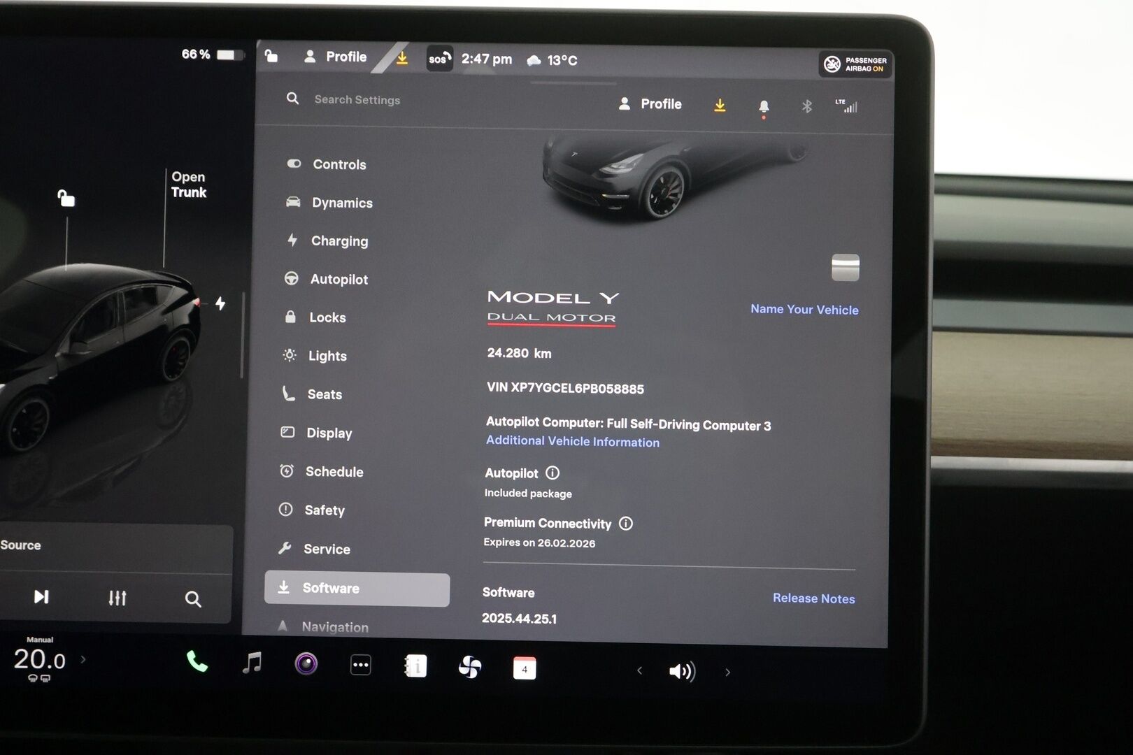 TESLA MODEL Y 2023 Performance * Koukku / ILP / ACC / Lasikatto / Premium Audio / P.Kamera / Matrix-LED / Muistipenkki / Kaistavahti * - 2x Latauskaapelit / Kahdet renkaat aluvanteilla