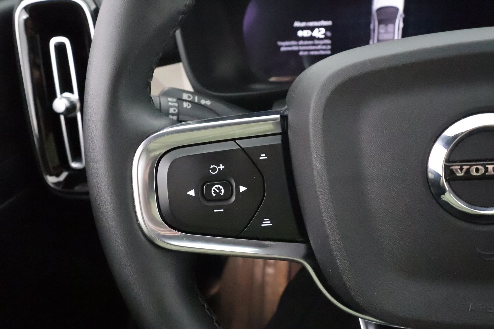 Volvo C40 2023 Recharge Twin Ultimate * ACC / 360° / H&K / Koukku / ILP / Pixel LED / Lasikatto / Muistipenkki / KeylessGo / BLIS * - Merkkihuollettu / Hyvät varusteet