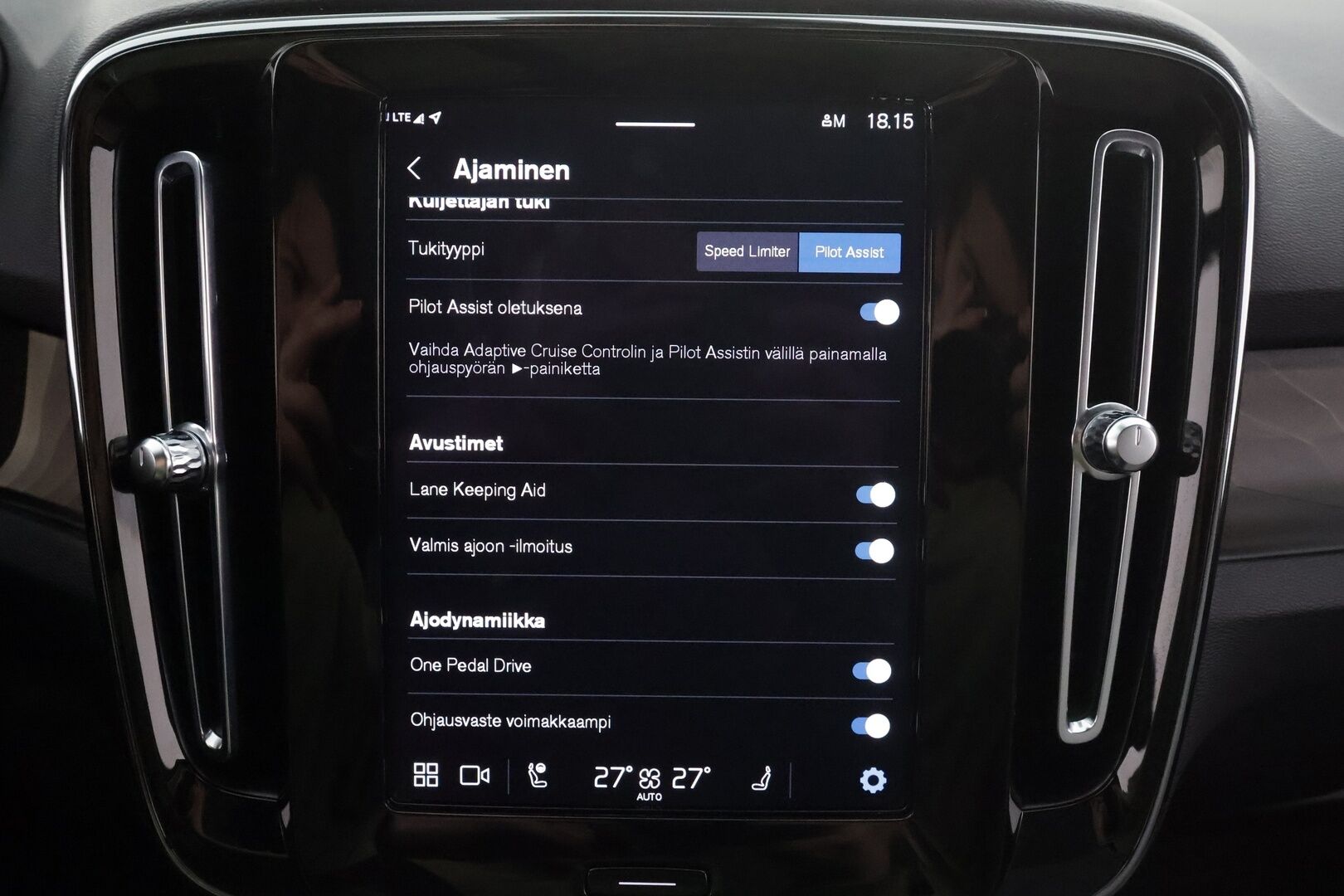 Volvo C40 2023 Recharge Twin Ultimate * ACC / 360° / H&K / Koukku / ILP / Pixel LED / Lasikatto / Muistipenkki / KeylessGo / BLIS * - Merkkihuollettu / Hyvät varusteet