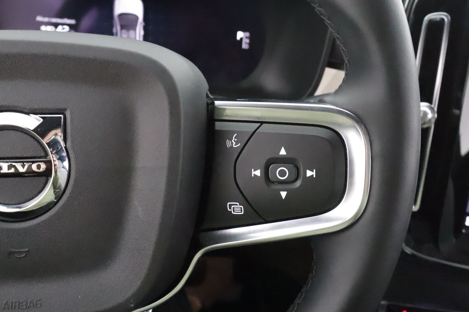 Volvo C40 2023 Recharge Twin Ultimate * ACC / 360° / H&K / Koukku / ILP / Pixel LED / Lasikatto / Muistipenkki / KeylessGo / BLIS * - Merkkihuollettu / Hyvät varusteet